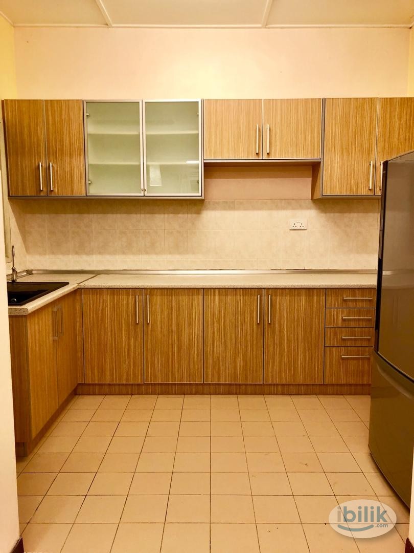 Middle Room at Pusat Bandar Puchong, Puchong - Image 4