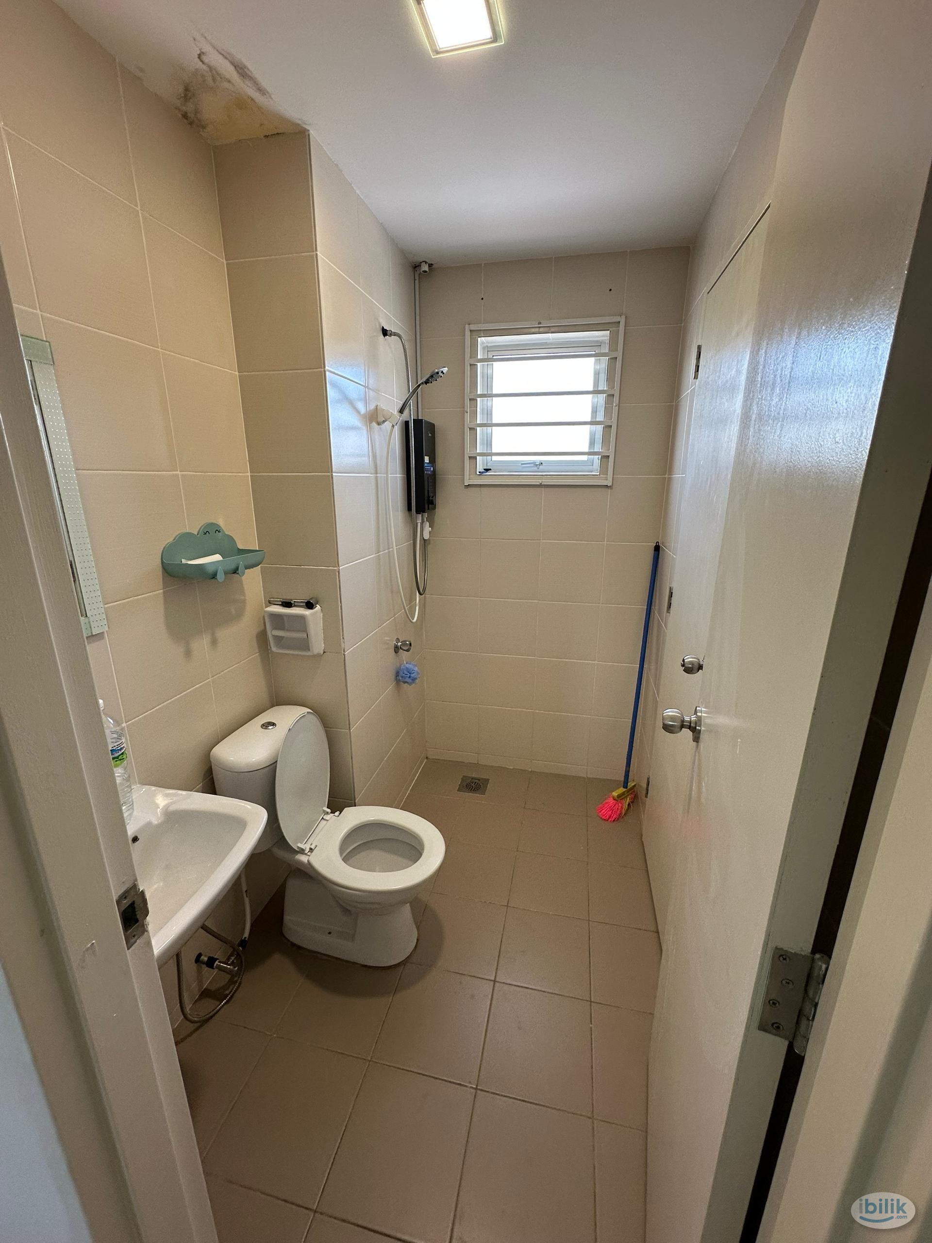 Middle Room at Miri, Sarawak - Image 2