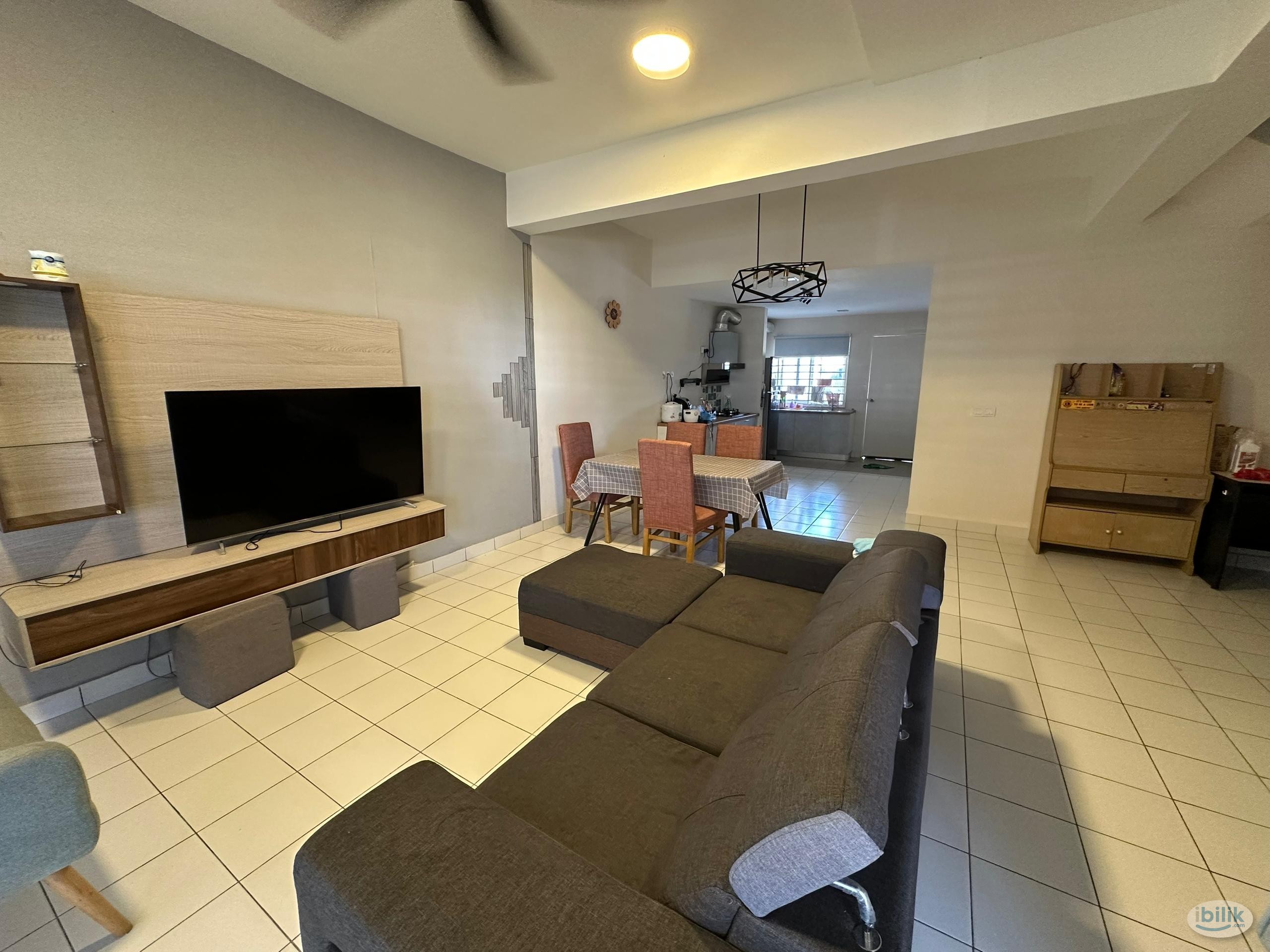 Middle Room at Miri, Sarawak - Image 3