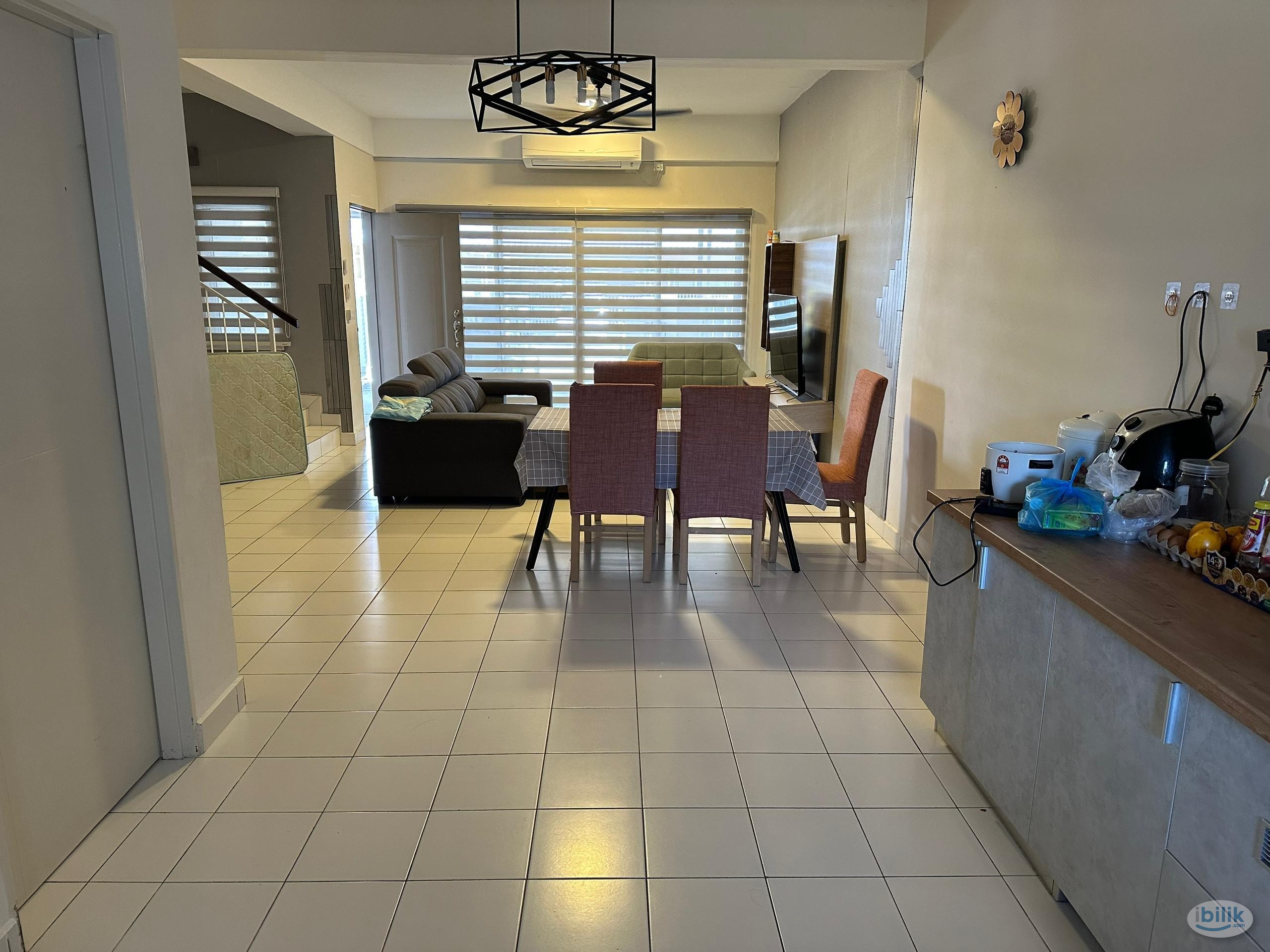 Middle Room at Miri, Sarawak - Image 4