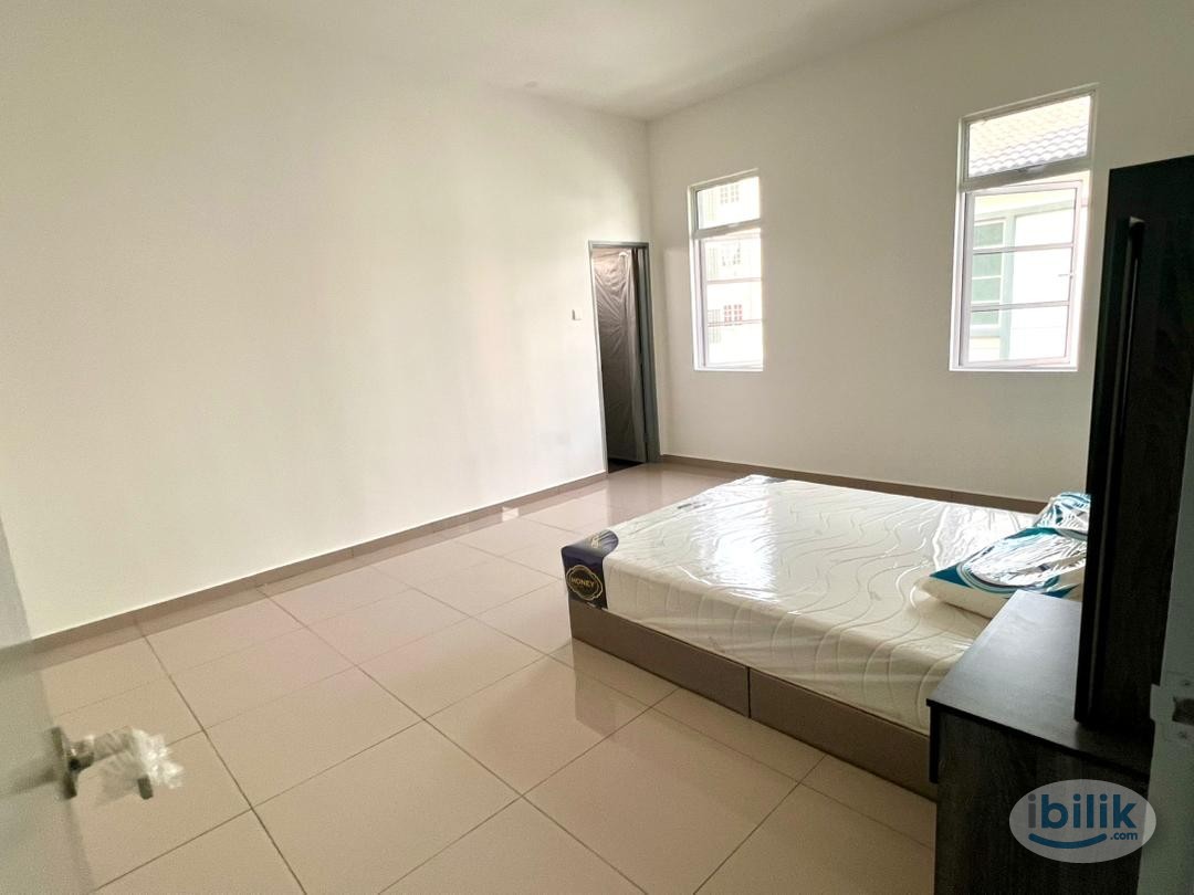 Middle Room at Melaka, Malaysia - Image 2
