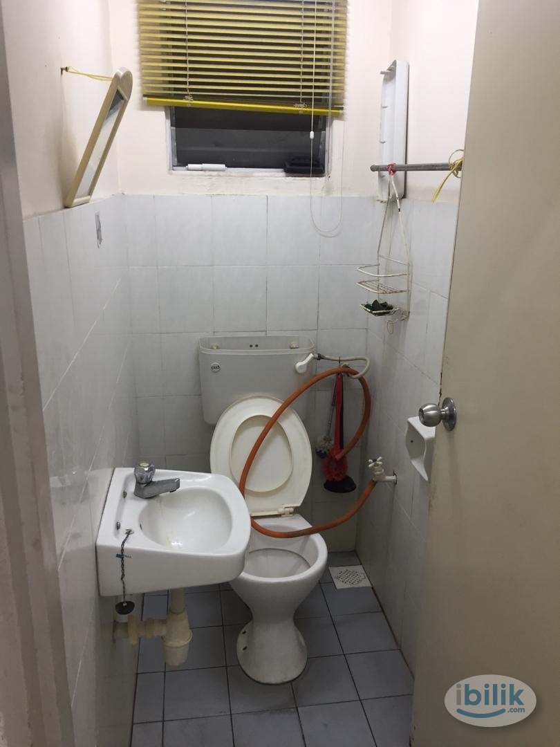 Single Room at Kantan Court, Seri Kembangan - Image 4