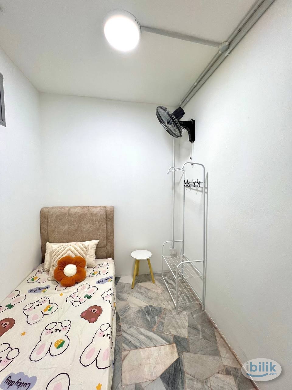 Female single Room Near Taman Naga Emas MRT - Image 2