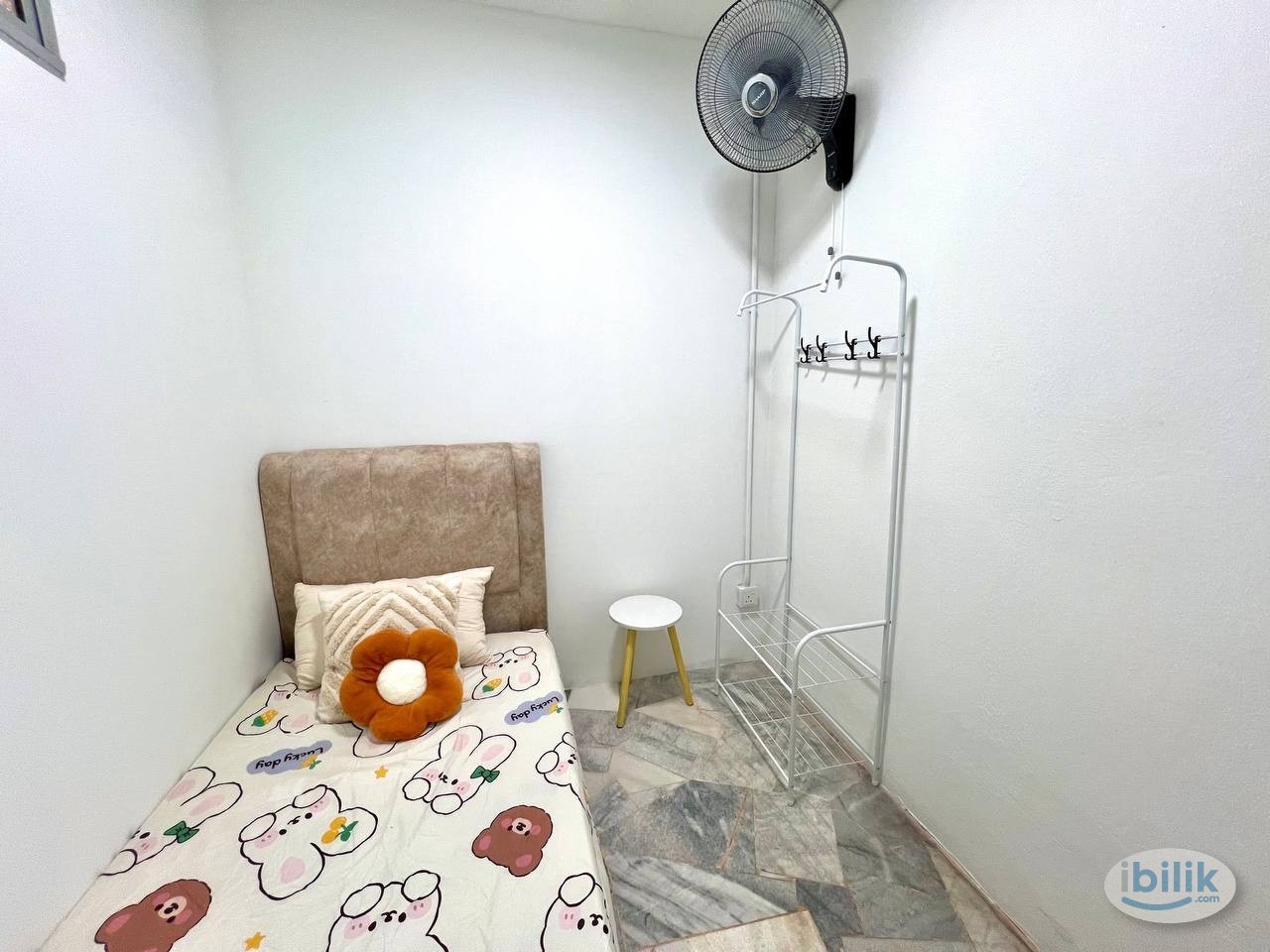 Female single Room Near Taman Naga Emas MRT - Image 3
