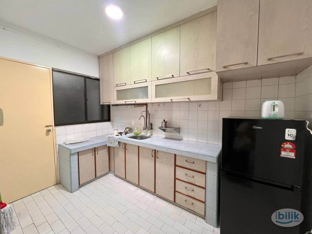 Female single Room Near Taman Naga Emas MRT - Image 4