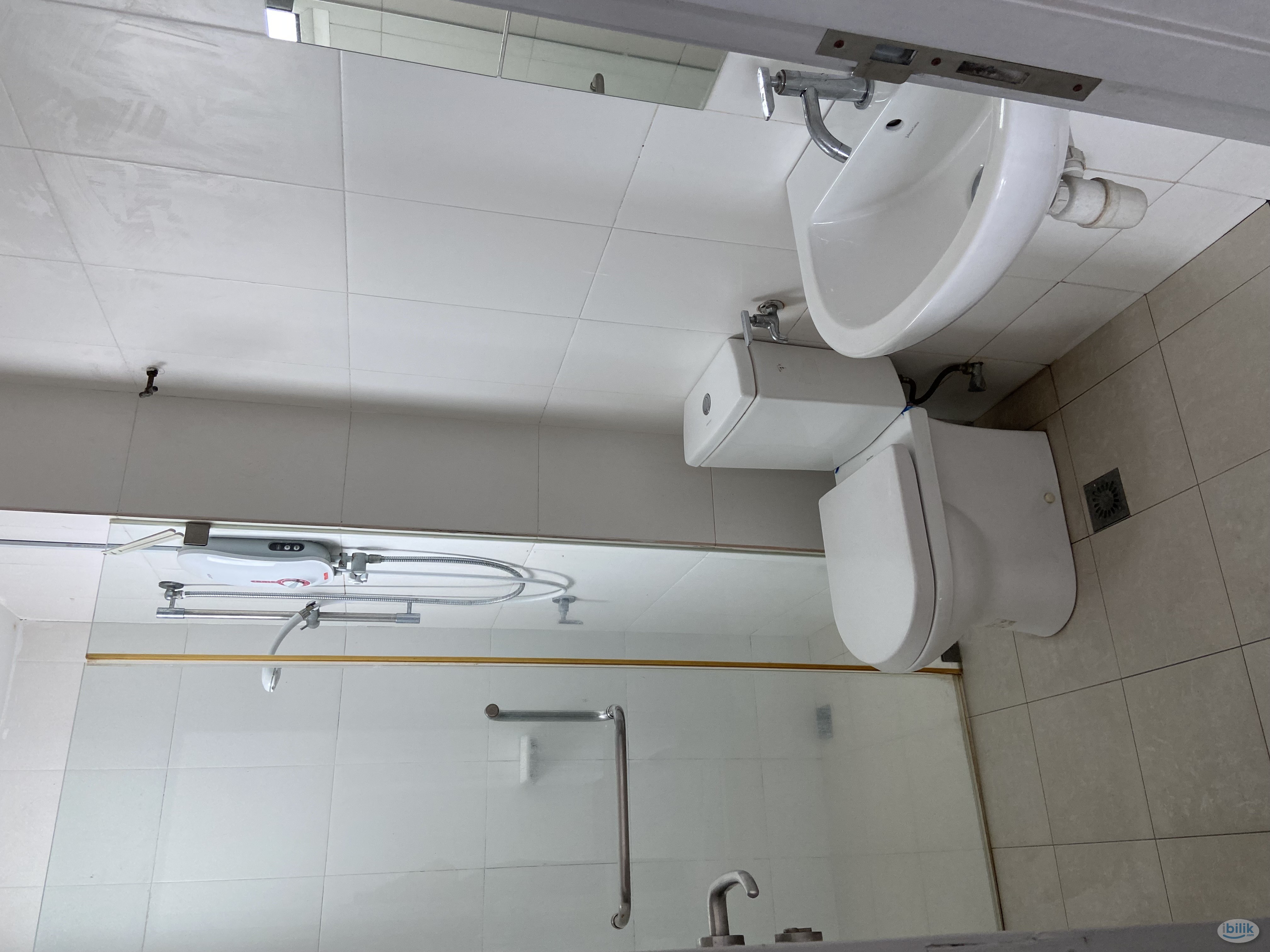 Sharing master bedroom at Zenith Residences, SS7 Kelana Jaya - Image 3