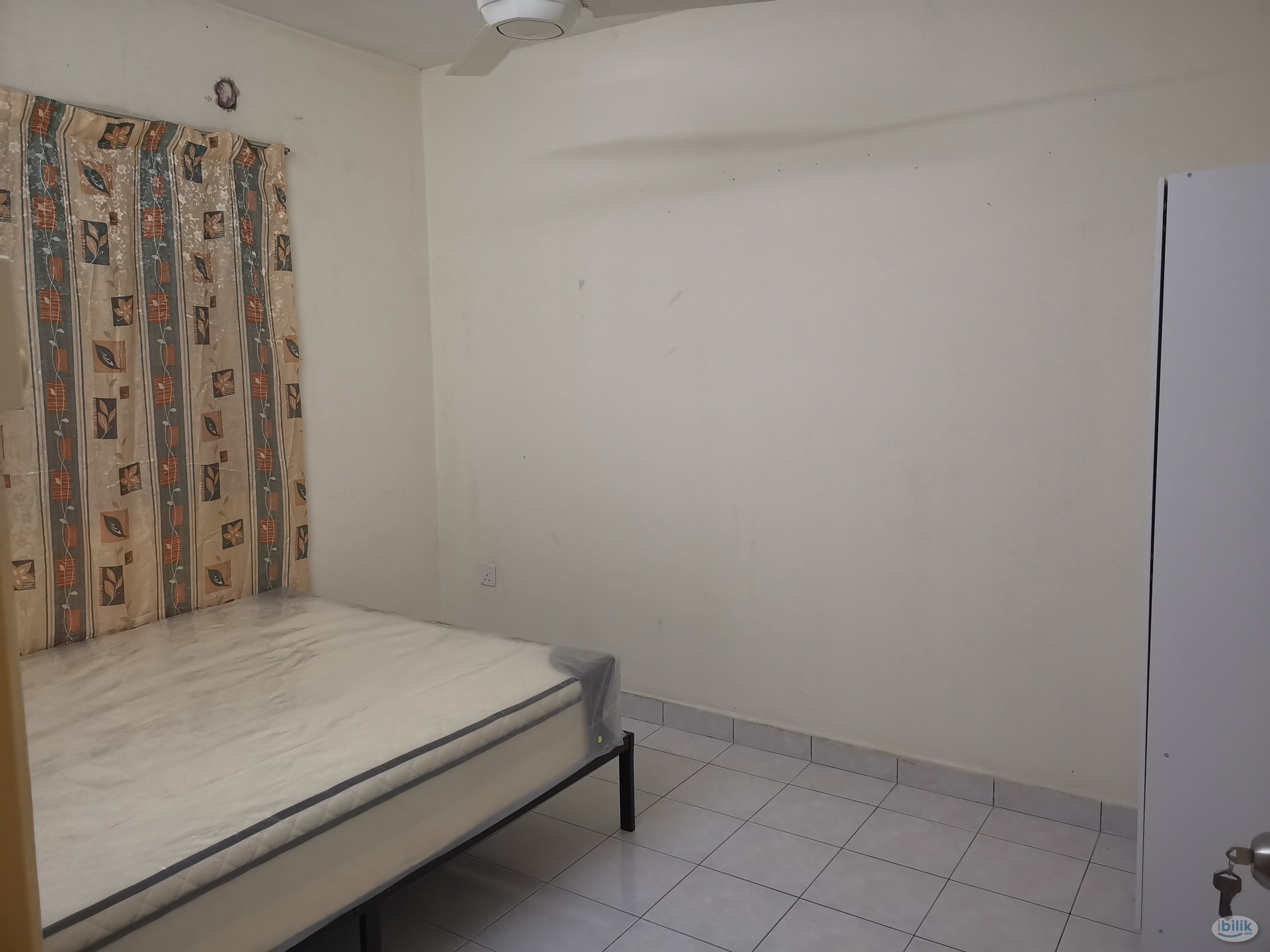 Middle room # rm 450 - Image 1