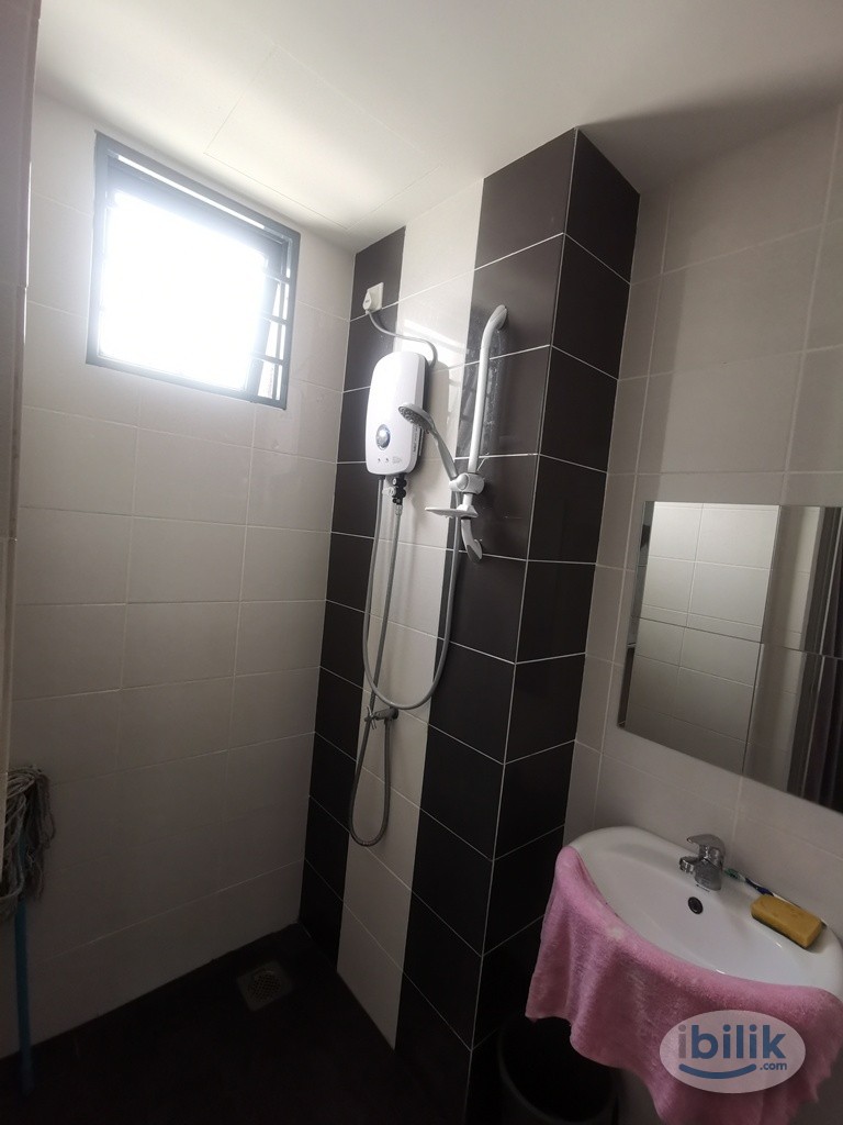 Master Room at Silk Sky Service Apartment, Seri Kembangan - Image 3
