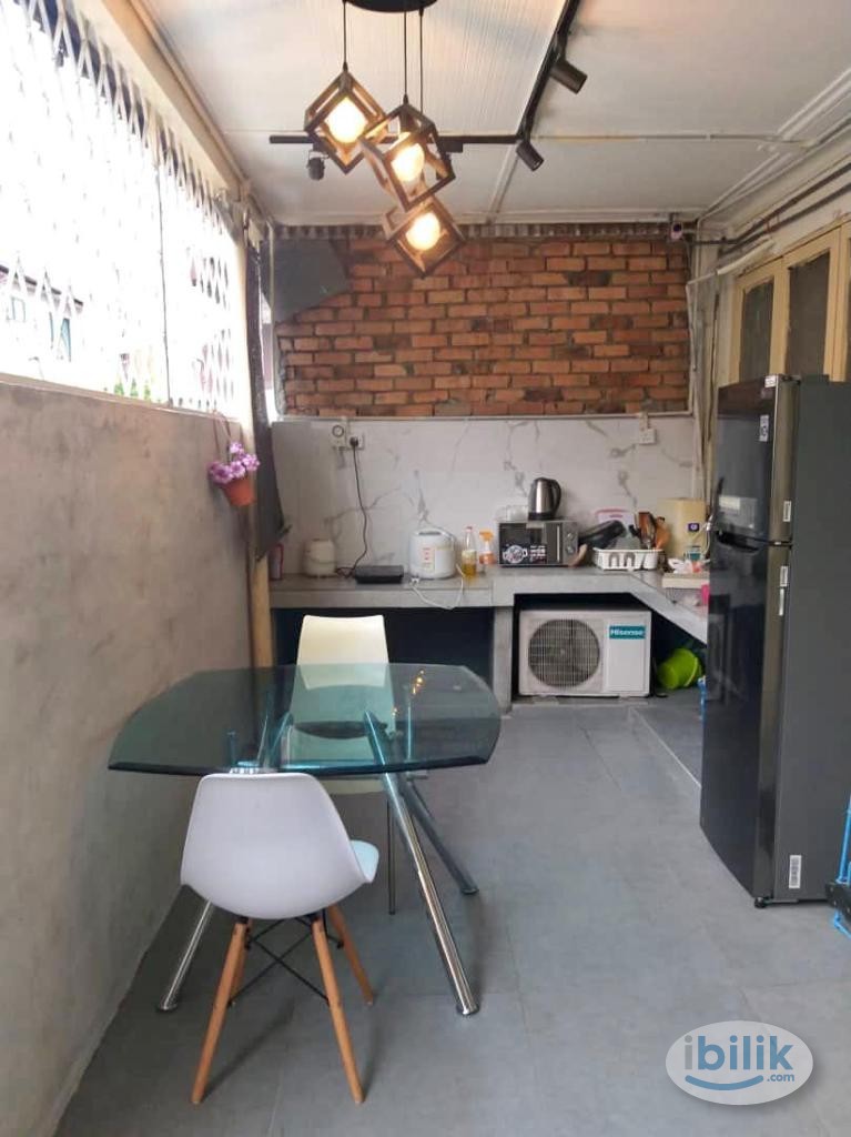 [Female House 🌼] Medium room with aircon & ceiling fan near Taman Bahagia LRT - Image 2