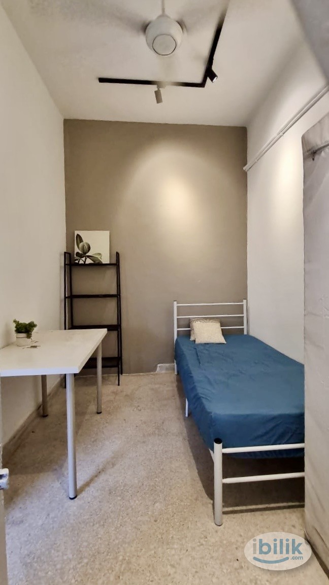 [Female House 🌼] Medium room with aircon & ceiling fan near Taman Bahagia LRT - Image 1