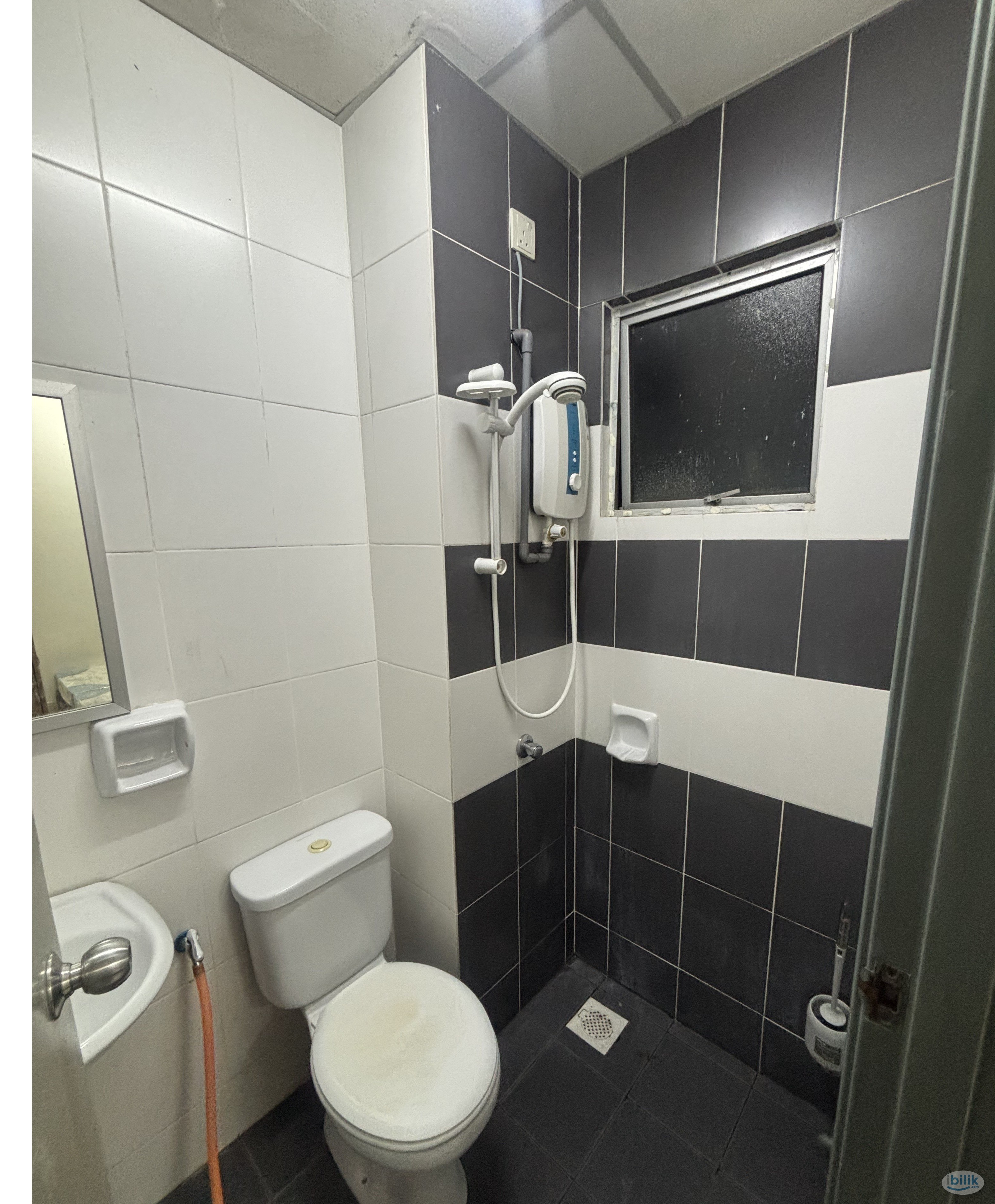 Master Room at Mutiara Residence, Seri Kembangan - Image 2