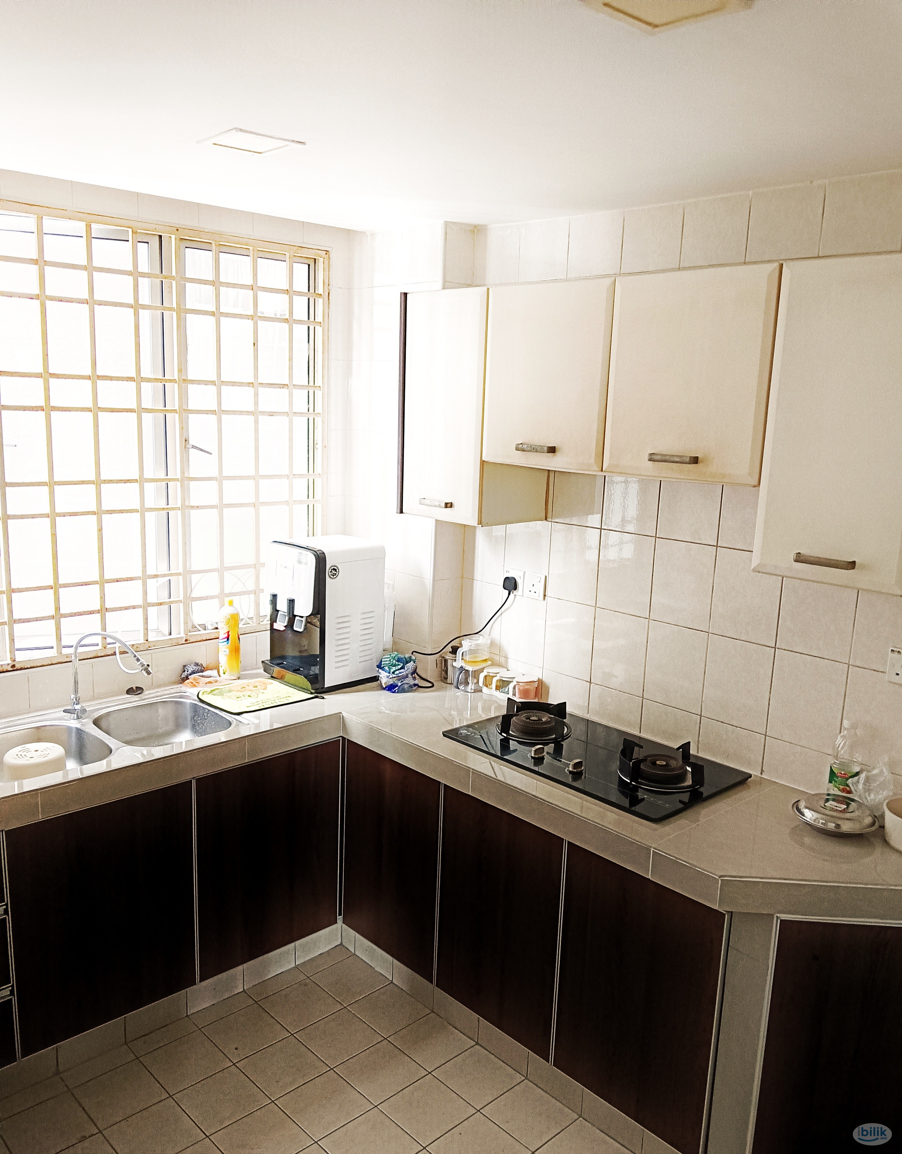 Female unit, medium room 2, 10 mins walk to LRT - Image 1