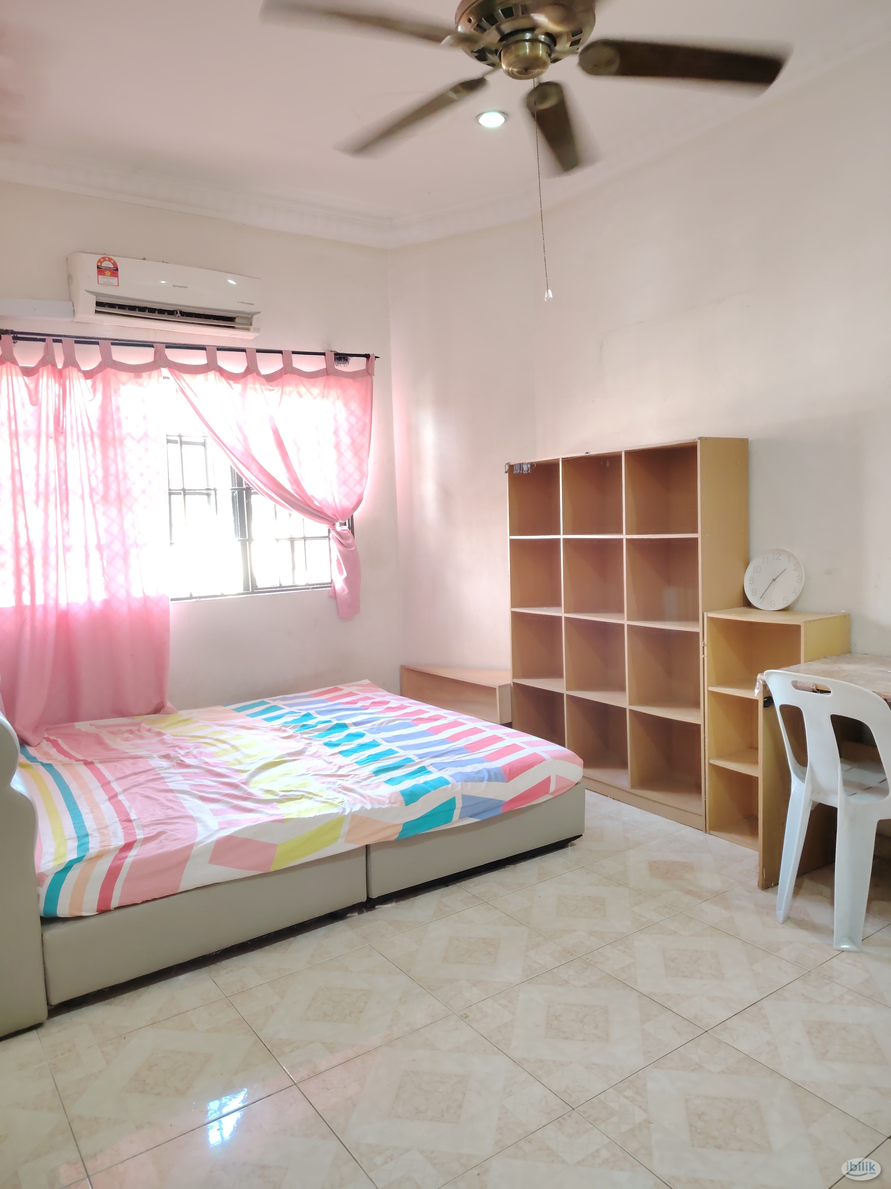 Fully furnished Master Room Usj13 with private bathroom & own parking. Gated & guarded area with 24-hour security. Walki - Image 1