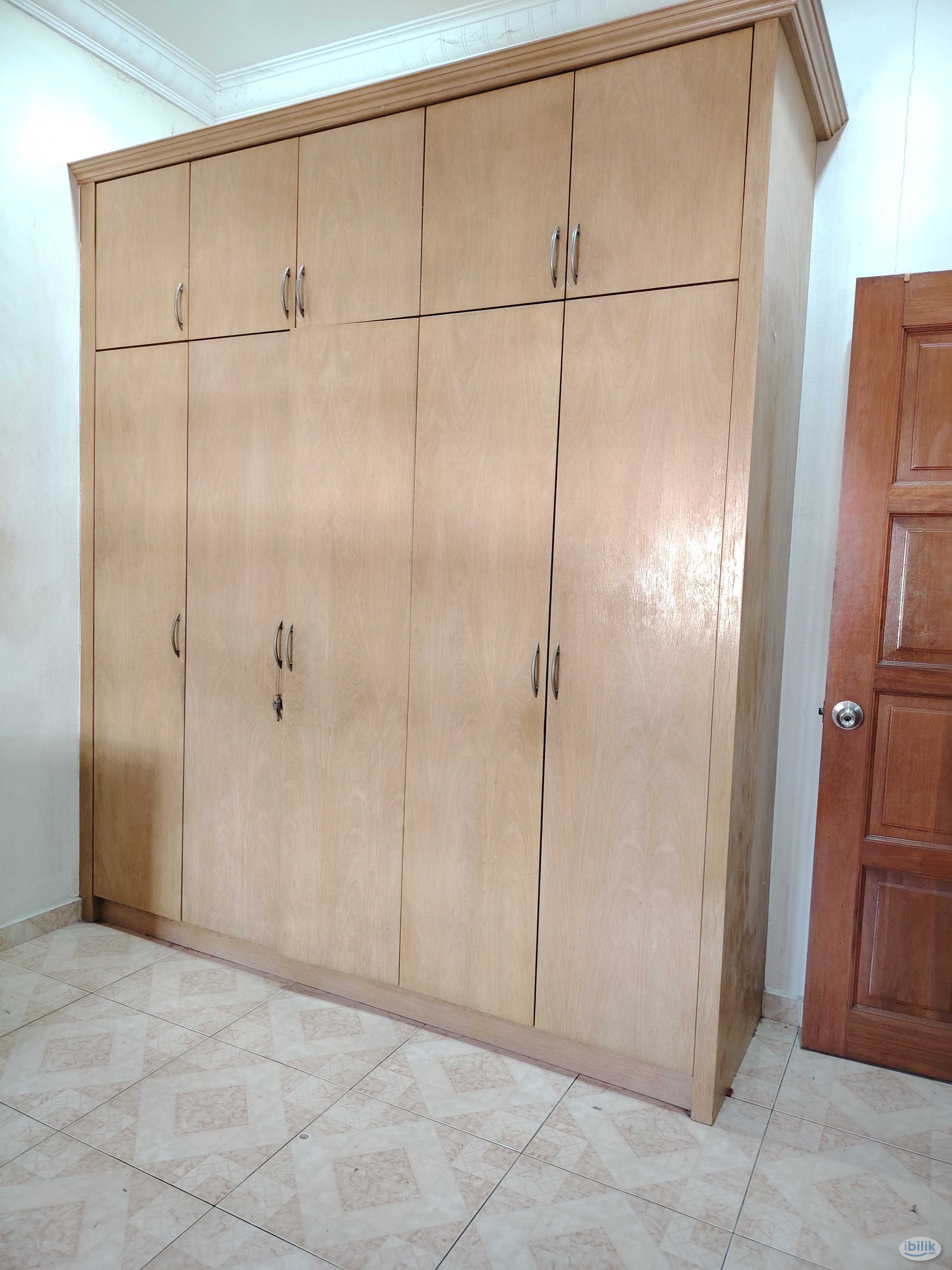 Fully furnished Master Room Usj13 with private bathroom & own parking. Gated & guarded area with 24-hour security. Walki - Image 2