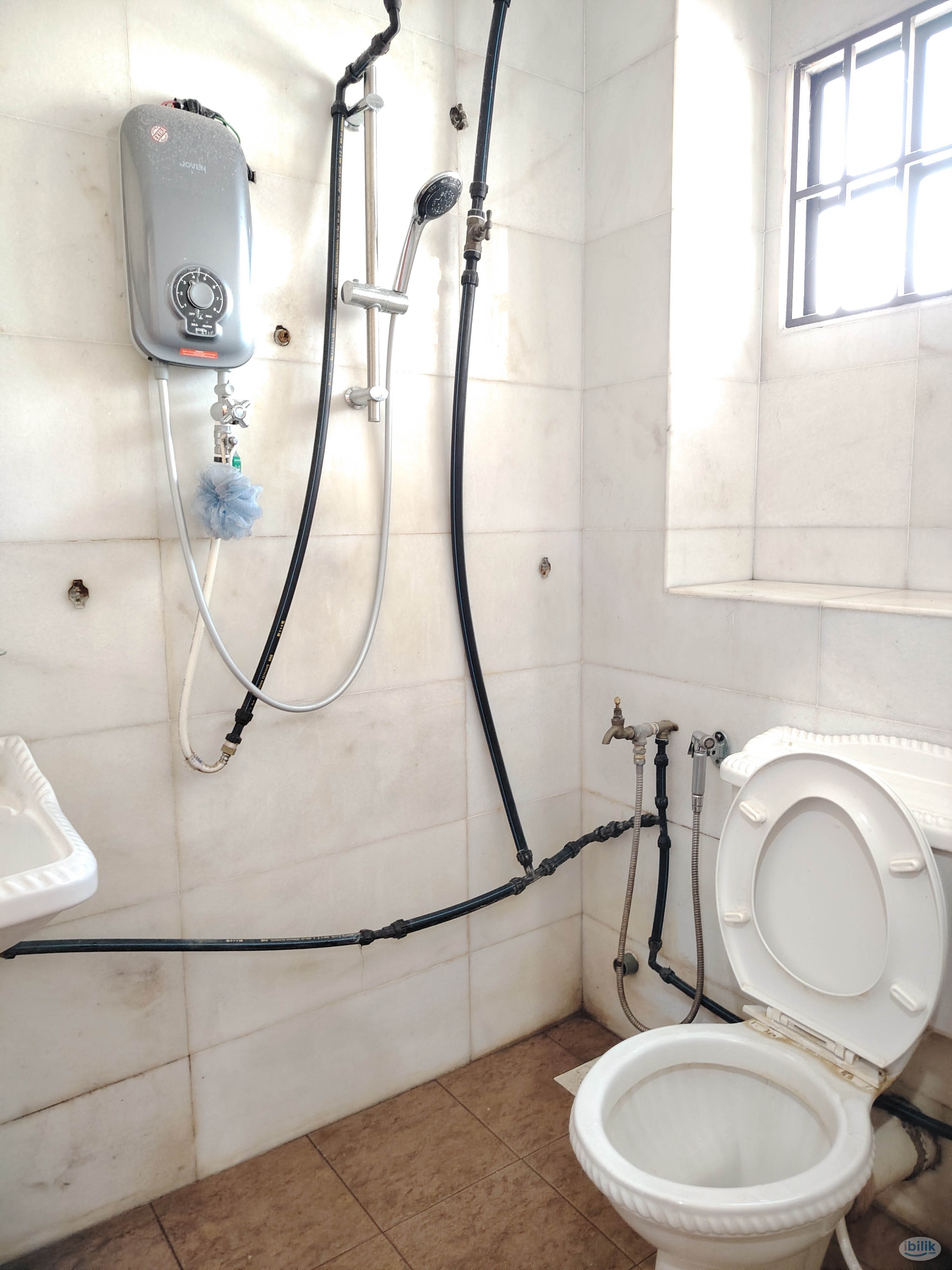Fully furnished Master Room Usj13 with private bathroom & own parking. Gated & guarded area with 24-hour security. Walki - Image 5