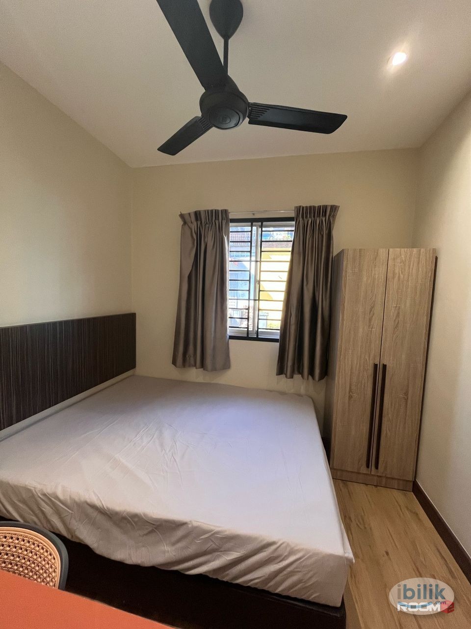📍🛏 Stay 7 Mins to Hospital Sultan Ismail 🏥 | Affordable & Comfortable Living! 🌟 🌟 Private Bathroom, Aircon & 0 DEPO - Image 1