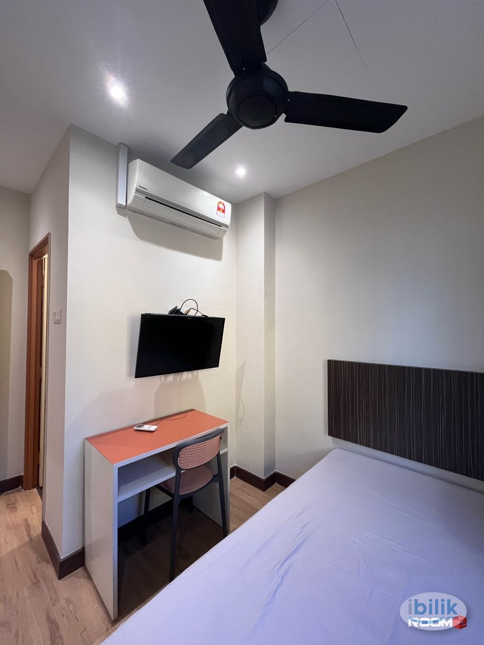 📍🛏 Stay 7 Mins to Hospital Sultan Ismail 🏥 | Affordable & Comfortable Living! 🌟 🌟 Private Bathroom, Aircon & 0 DEPO - Image 3