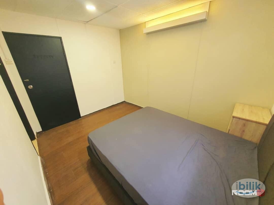Stay Comfortably Near CIQ, KSL & Midvalley! 🚆 Cozy room with WiFi, private bathroom & zero deposit! 🔥😎 - Image 1