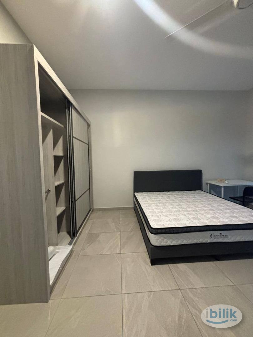 Master Room at Molek Residences - Image 2