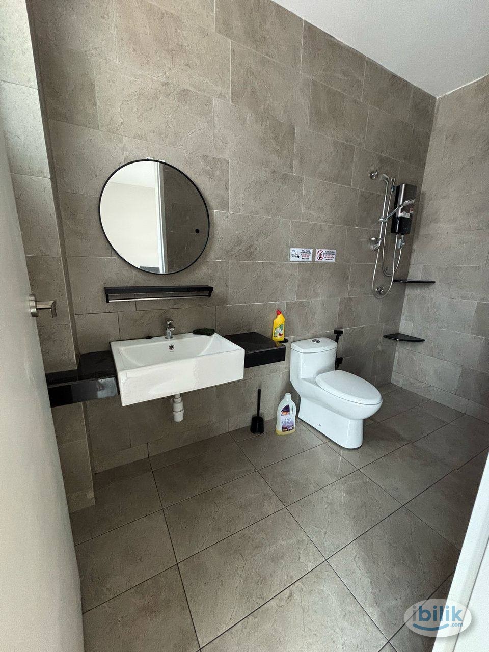 Master Room at Molek Residences - Image 4