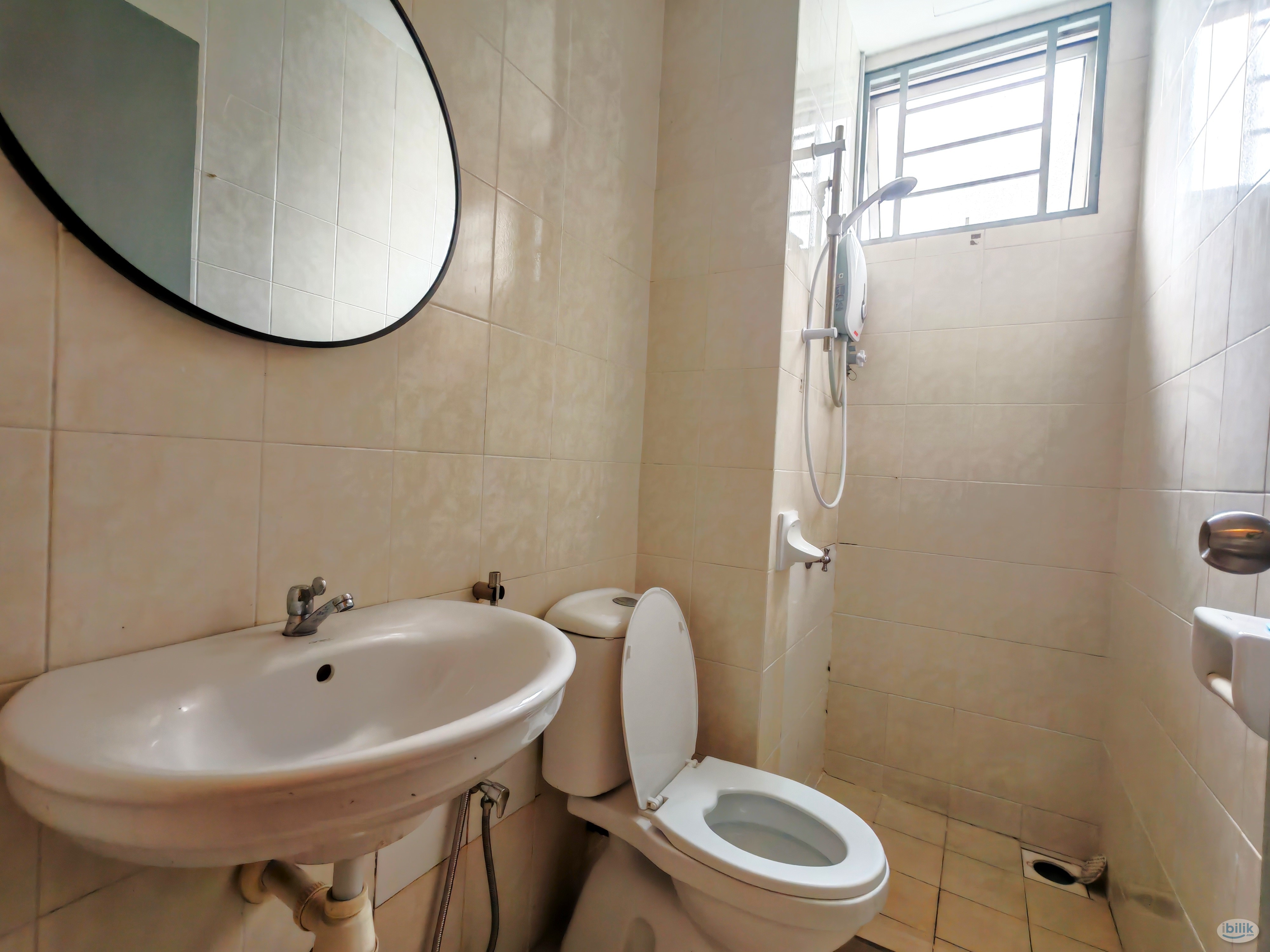 Newly Big Single room with FREE💧⚡📶 & Dryer in Casa Tiara~  Super Comfortable although with cheap prices. 5min walk to LR - Image 2