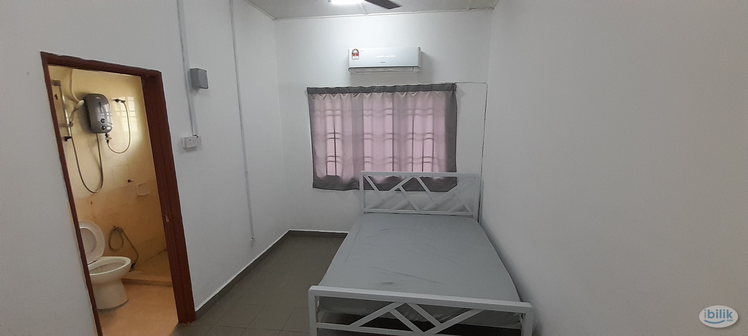 A private middle bed room. At 🌳@Kemuning Greenhills, Bukit Rimau. - Image 1