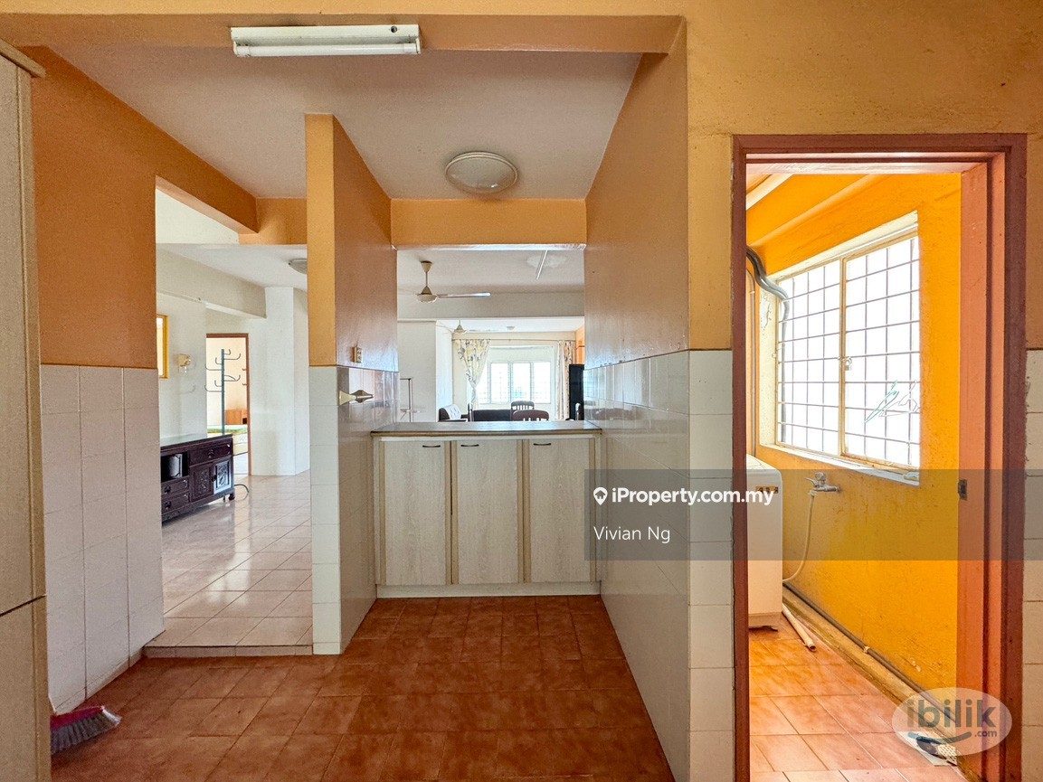 Middle Room at Menara Jaya, Petaling Jaya - Image 1