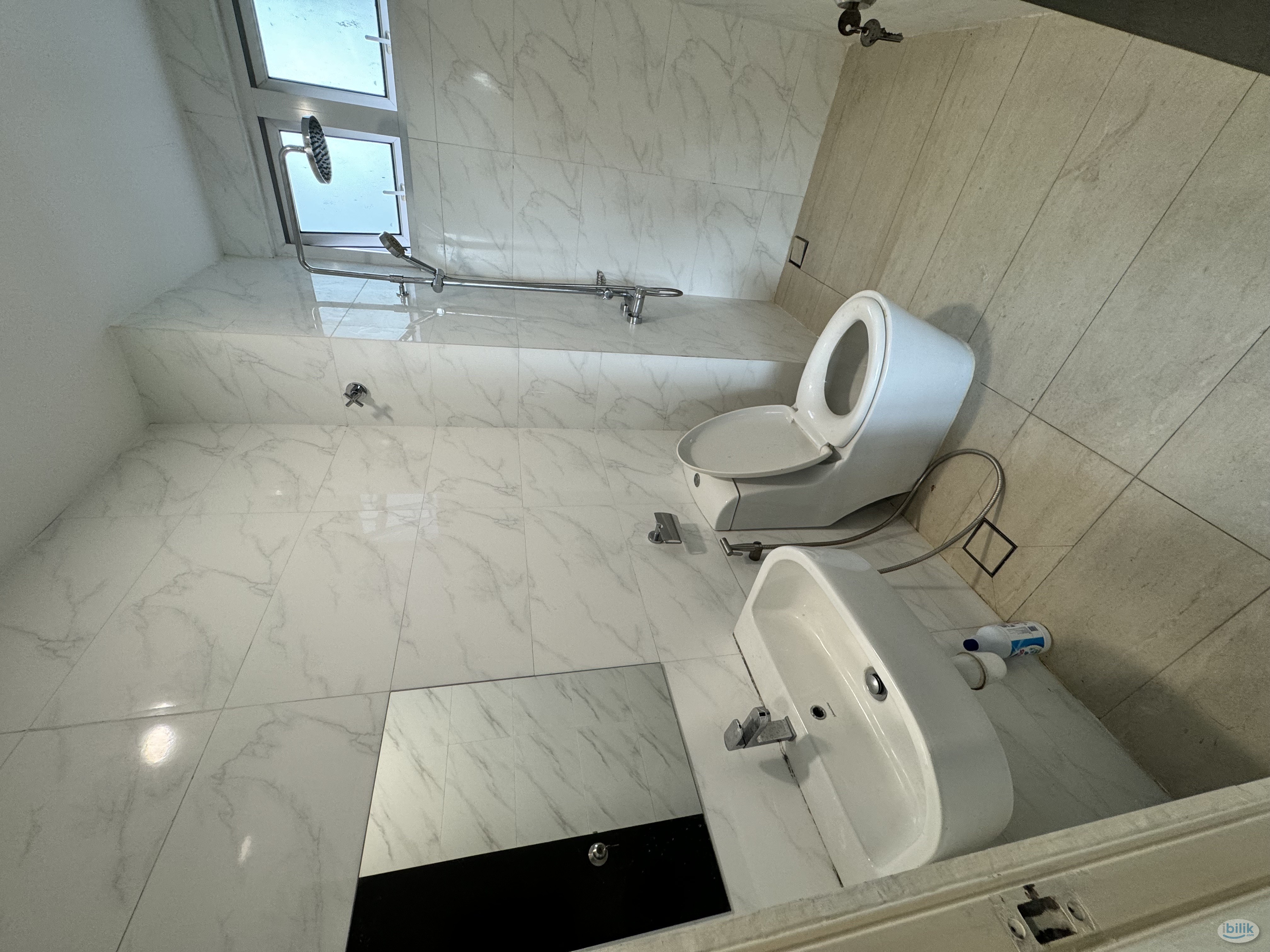 JB Twin Galaxy Master Bedroom With Private Bathroom For Rent - Image 2