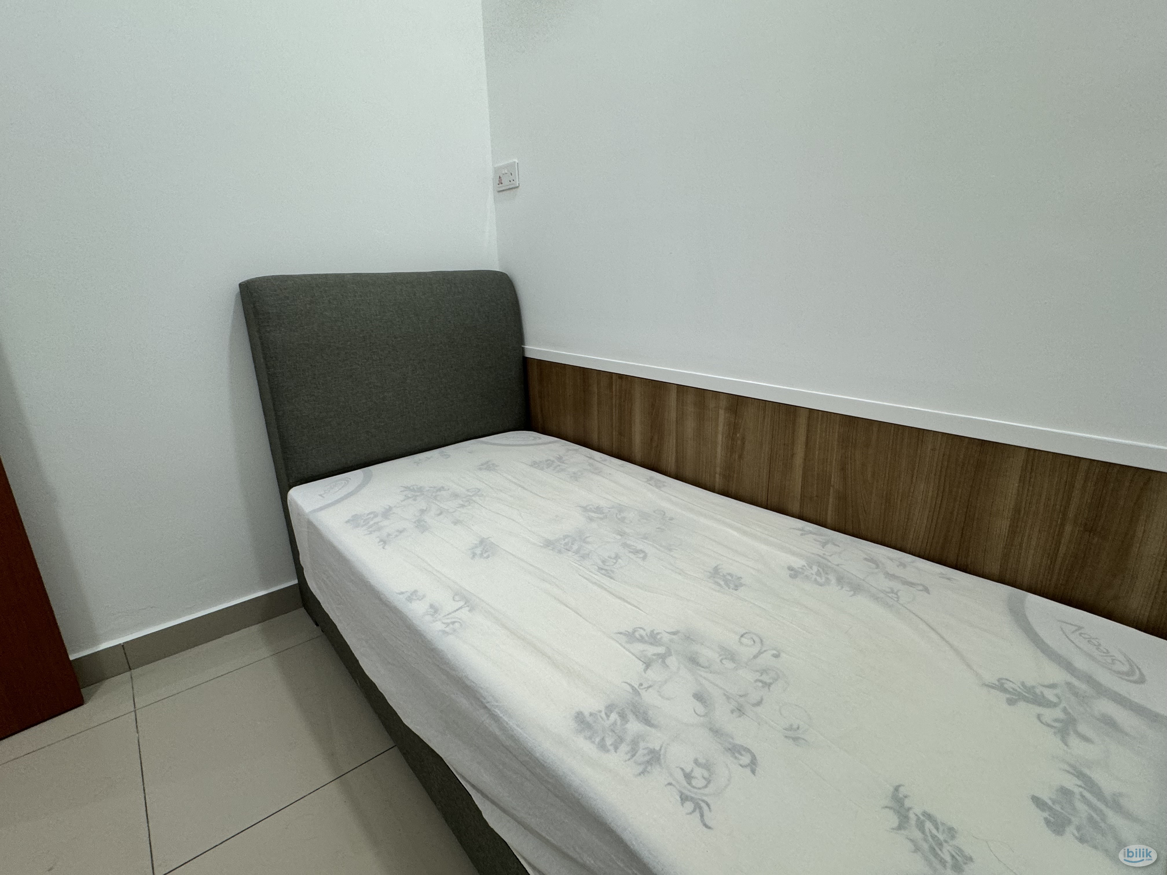 JB Twin Galaxy Single Bedroom For Rent - Image 1