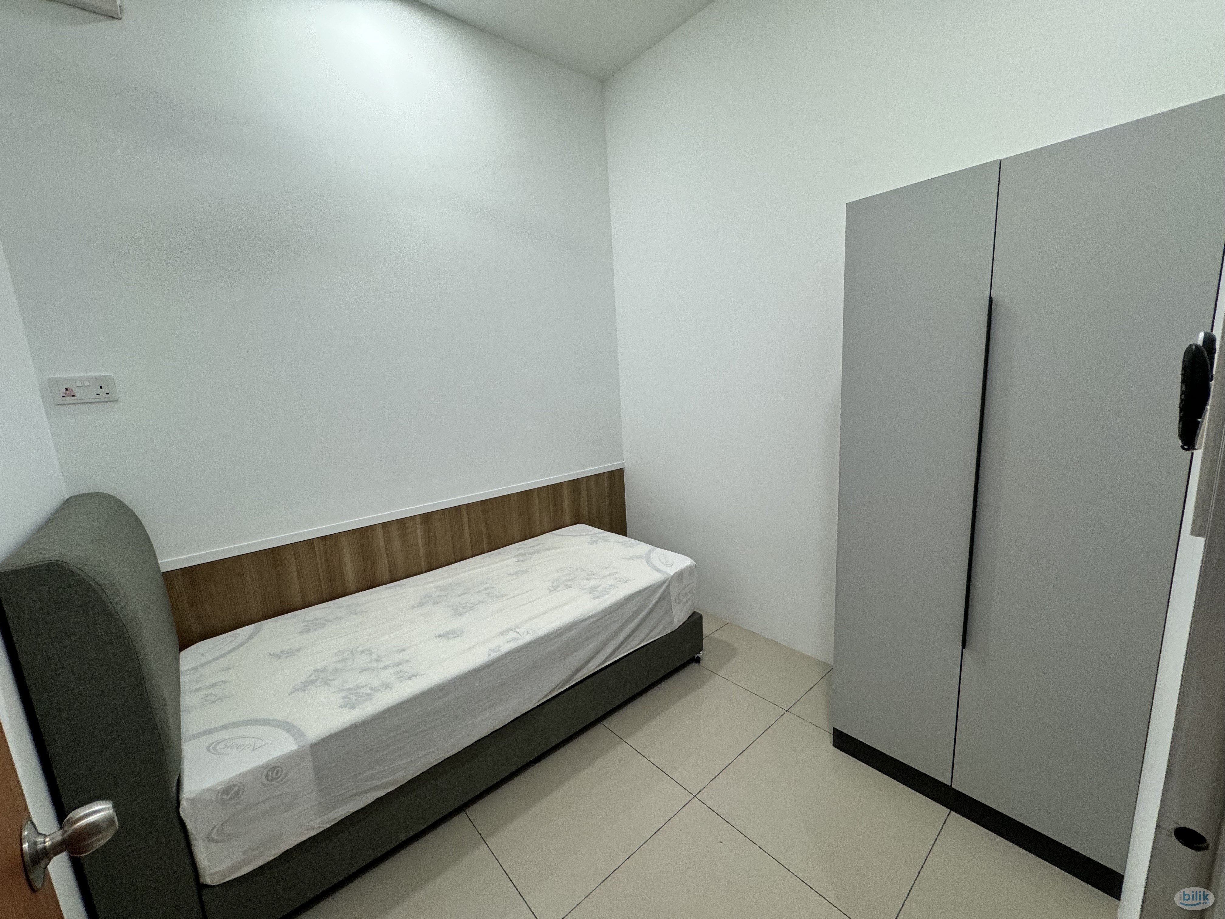 JB Twin Galaxy Single Bedroom For Rent - Image 2