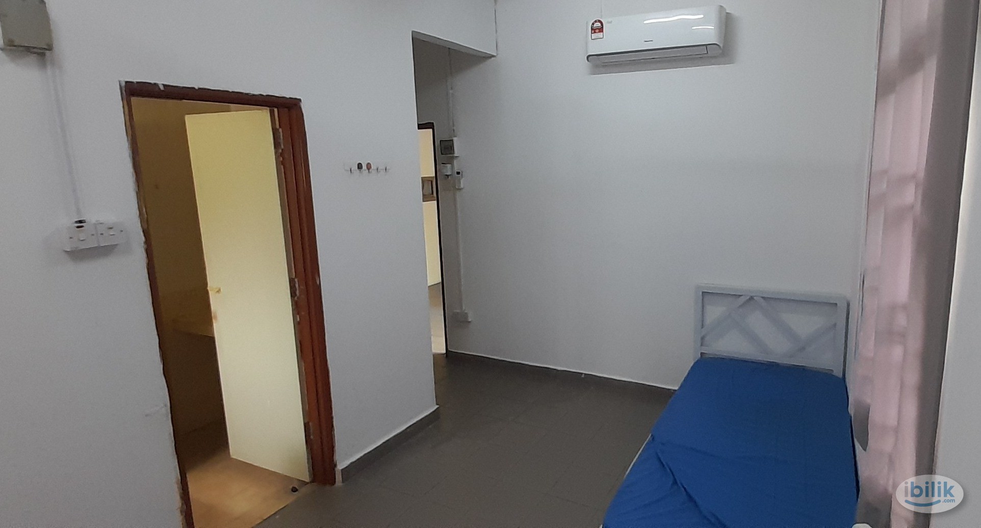 A private middle bed room with 2 windows🌲@Kemuing Green Hills, Bukit Rimau. - Image 1