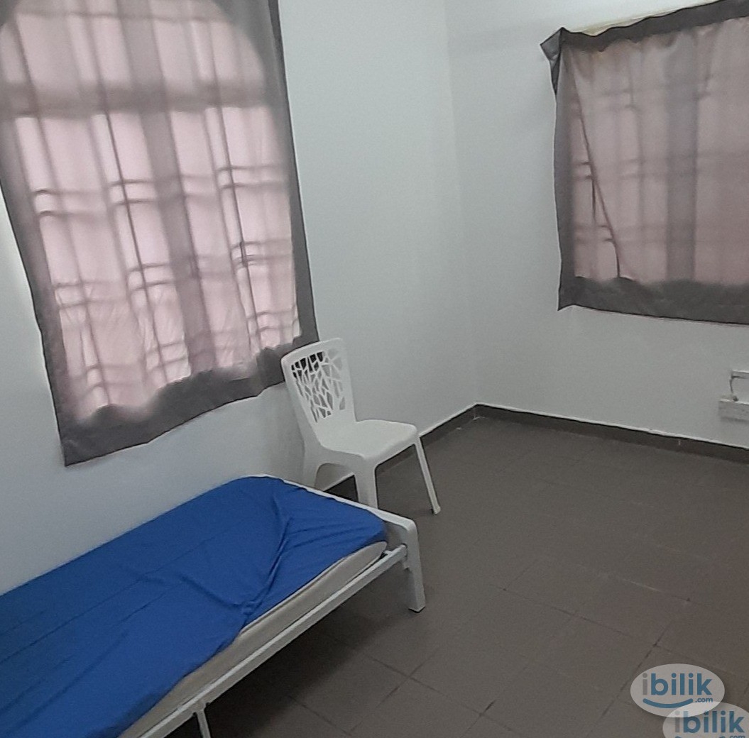 A private middle bed room with 2 windows🌲@Kemuing Green Hills, Bukit Rimau. - Image 2