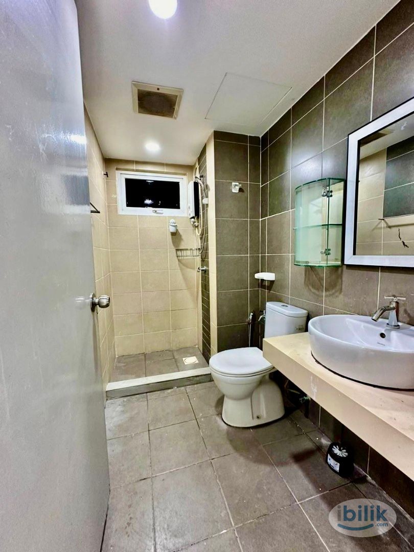 {City View, walking distance to MRT}  Middle Room at First Residence, Kepong - Image 5
