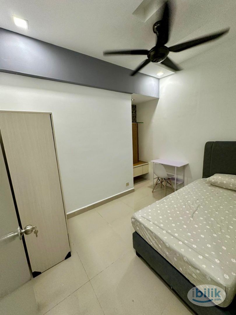 {Walking distance to MRT} Middle Room at First Residence, Kepong - Image 1