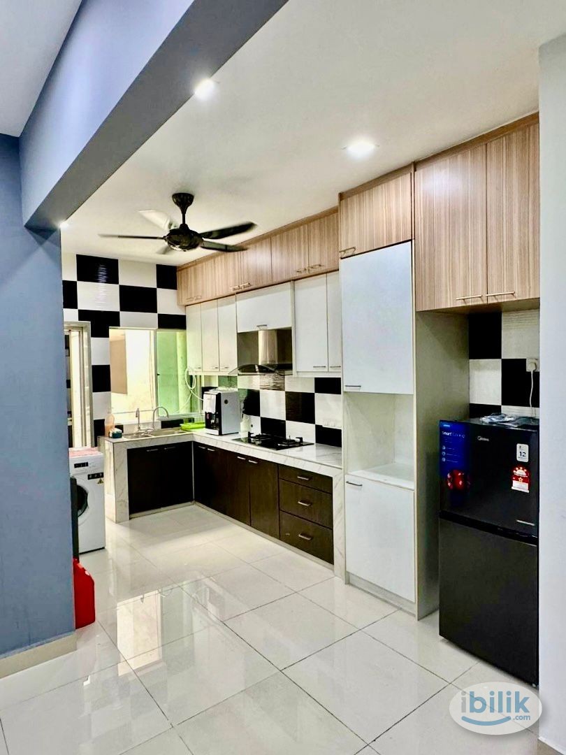 {Walking distance to MRT} Middle Room at First Residence, Kepong - Image 2