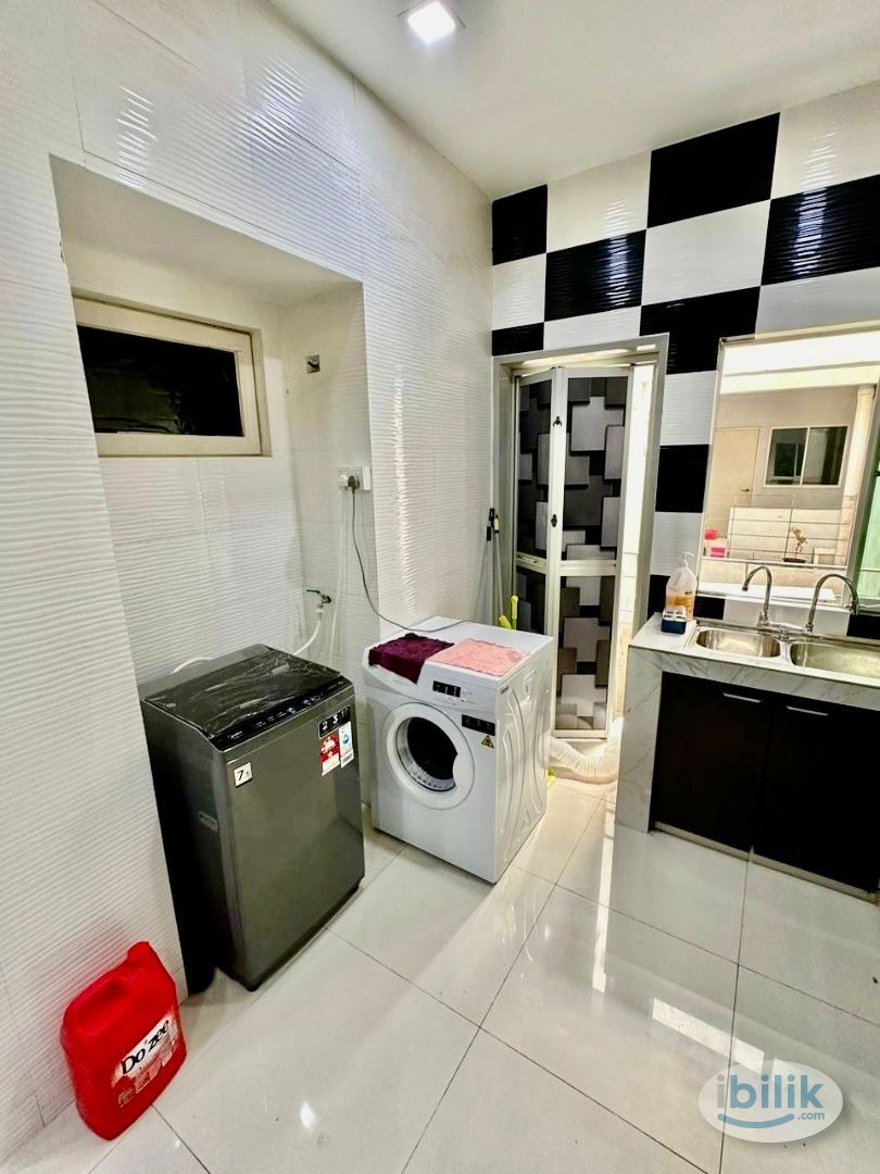 {Walking distance to MRT} Middle Room at First Residence, Kepong - Image 3