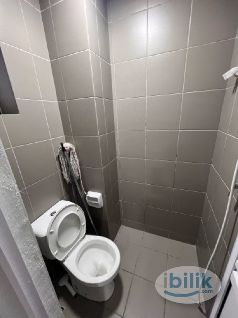 Cozy Middle Room For rent in Sqwhere Residence MRT Kampung Selamat - Image 3