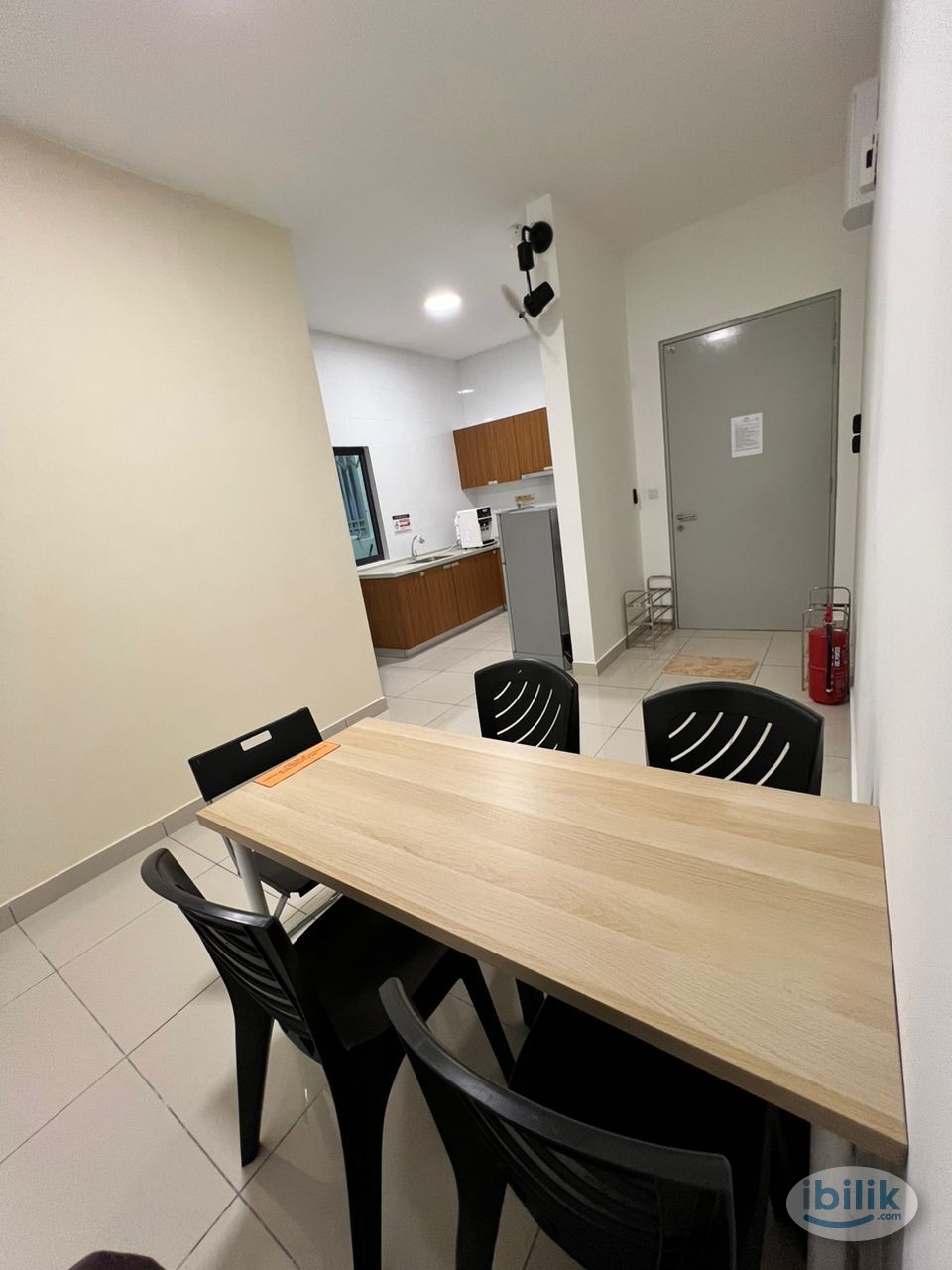 Cozy Middle Room For Rent in Verando Residence - Image 3