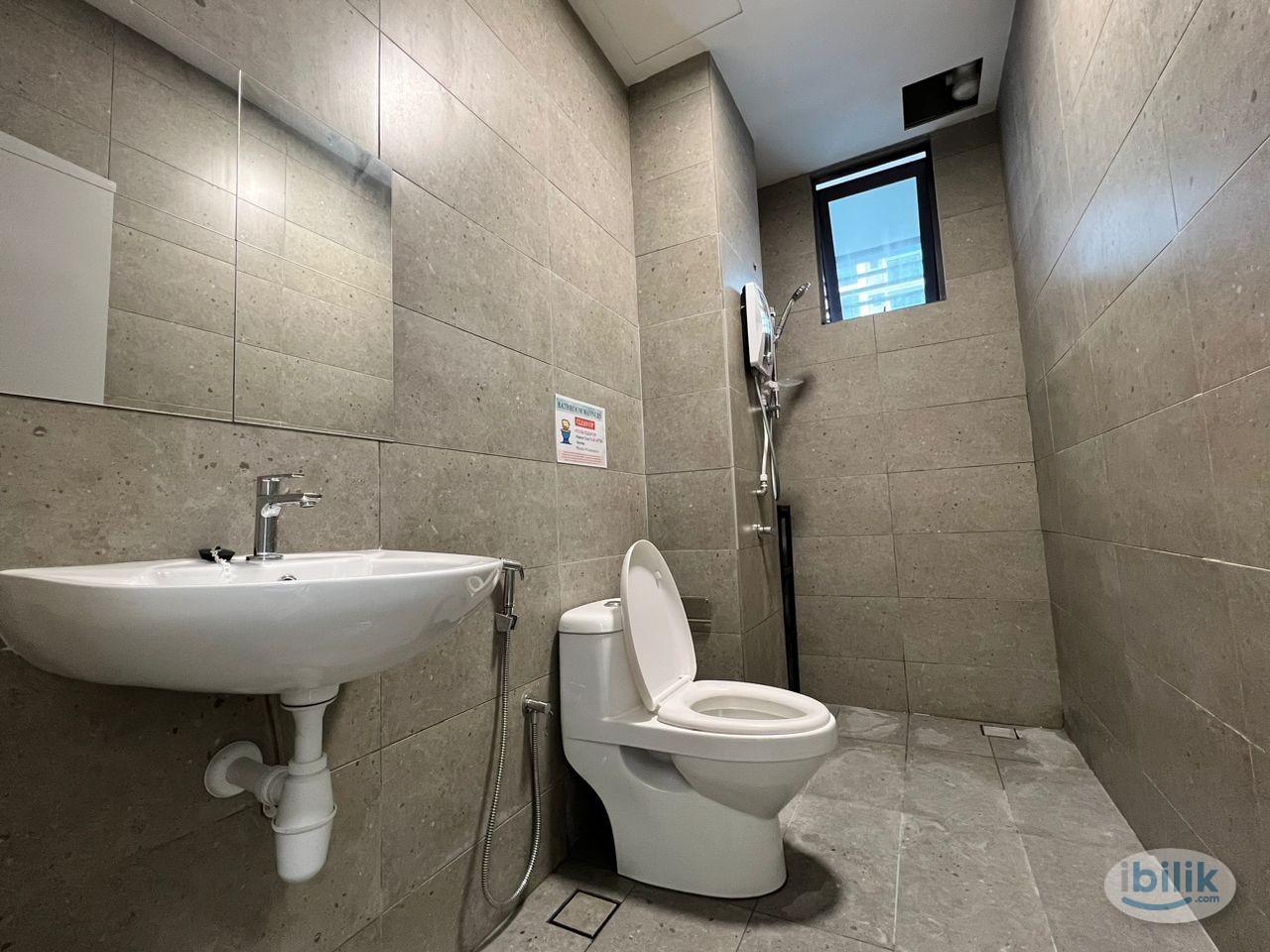 Cozy Middle Room For Rent in Verando Residence - Image 4