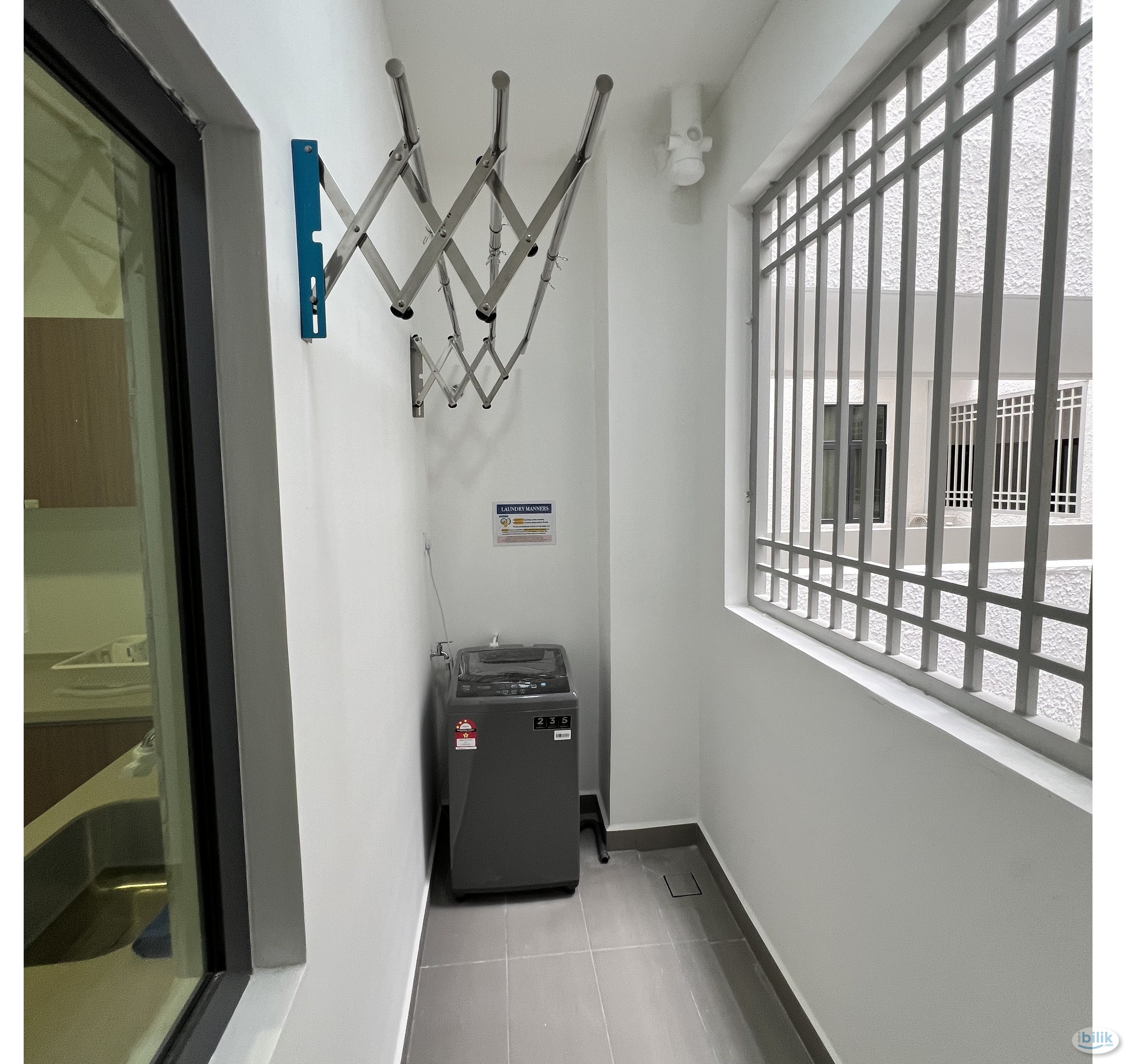 Cozy Middle Room For Rent in Verando Residence - Image 2