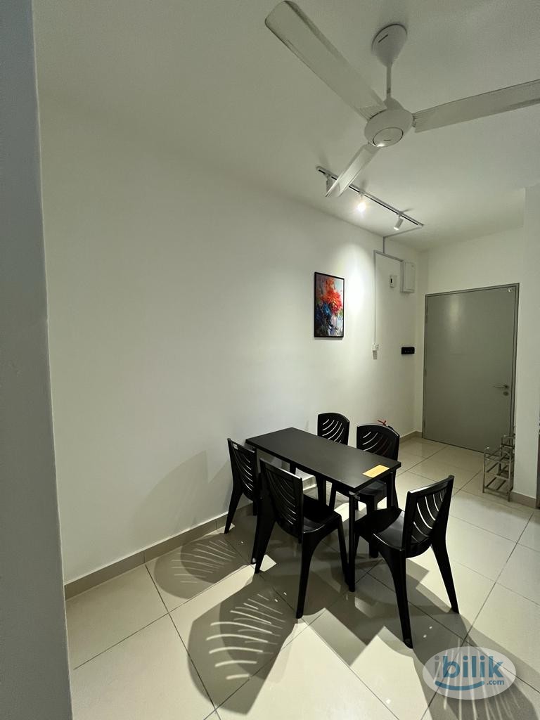 Cozy Middle Room For Rent in Verando Residence - Image 3