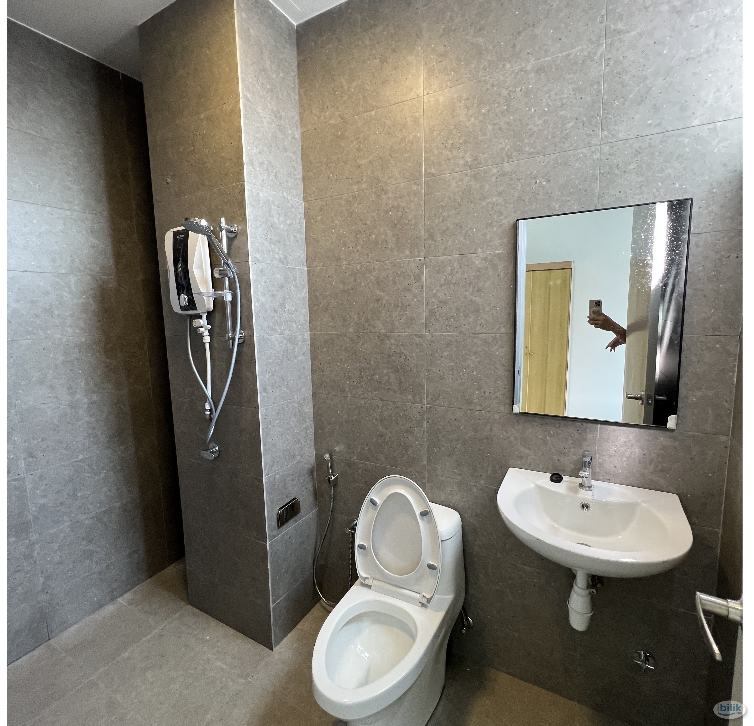 Cozy Middle Room For Rent in Verando Residence - Image 5