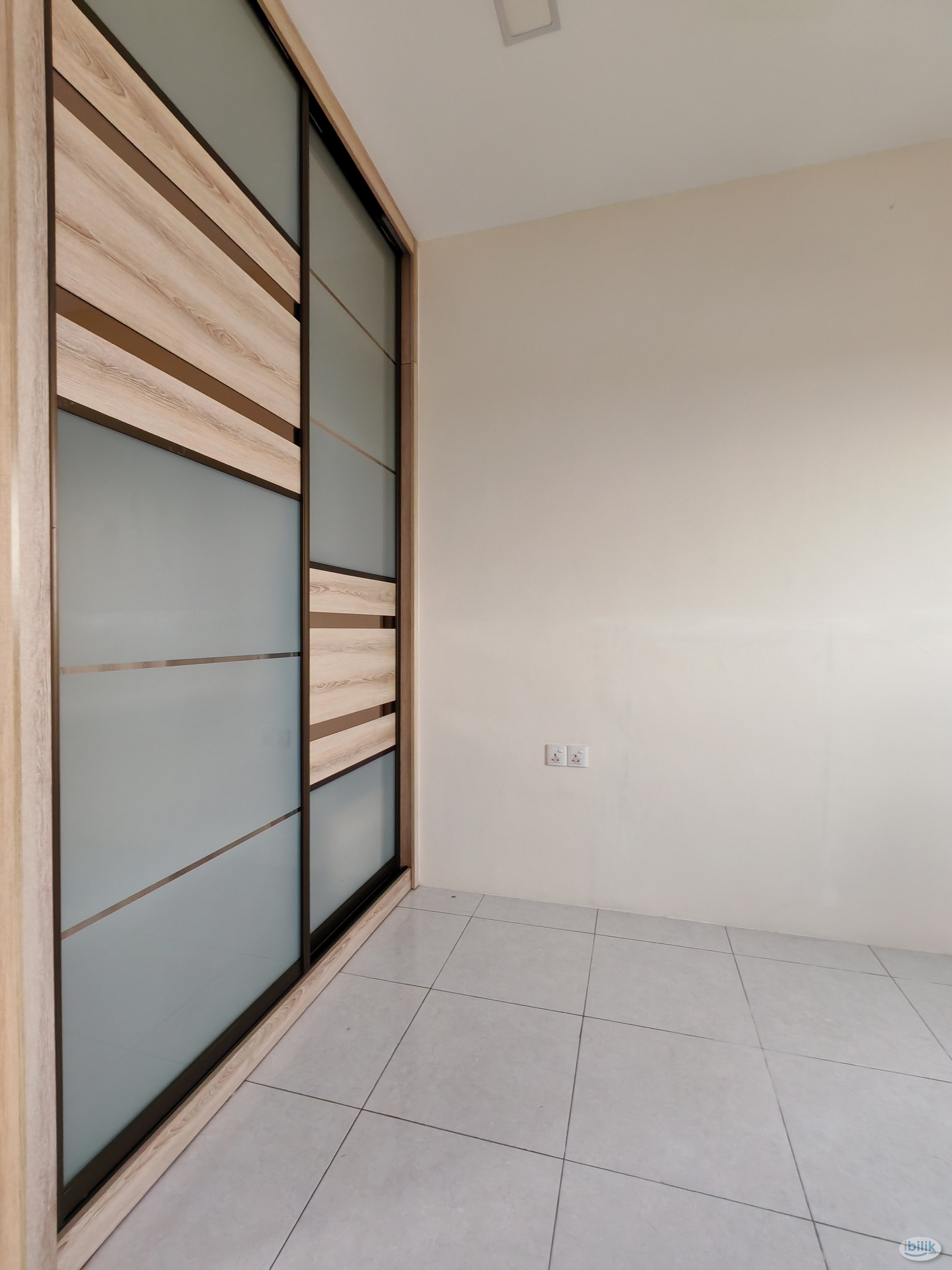 The H2O Master Bedroom - Image 2