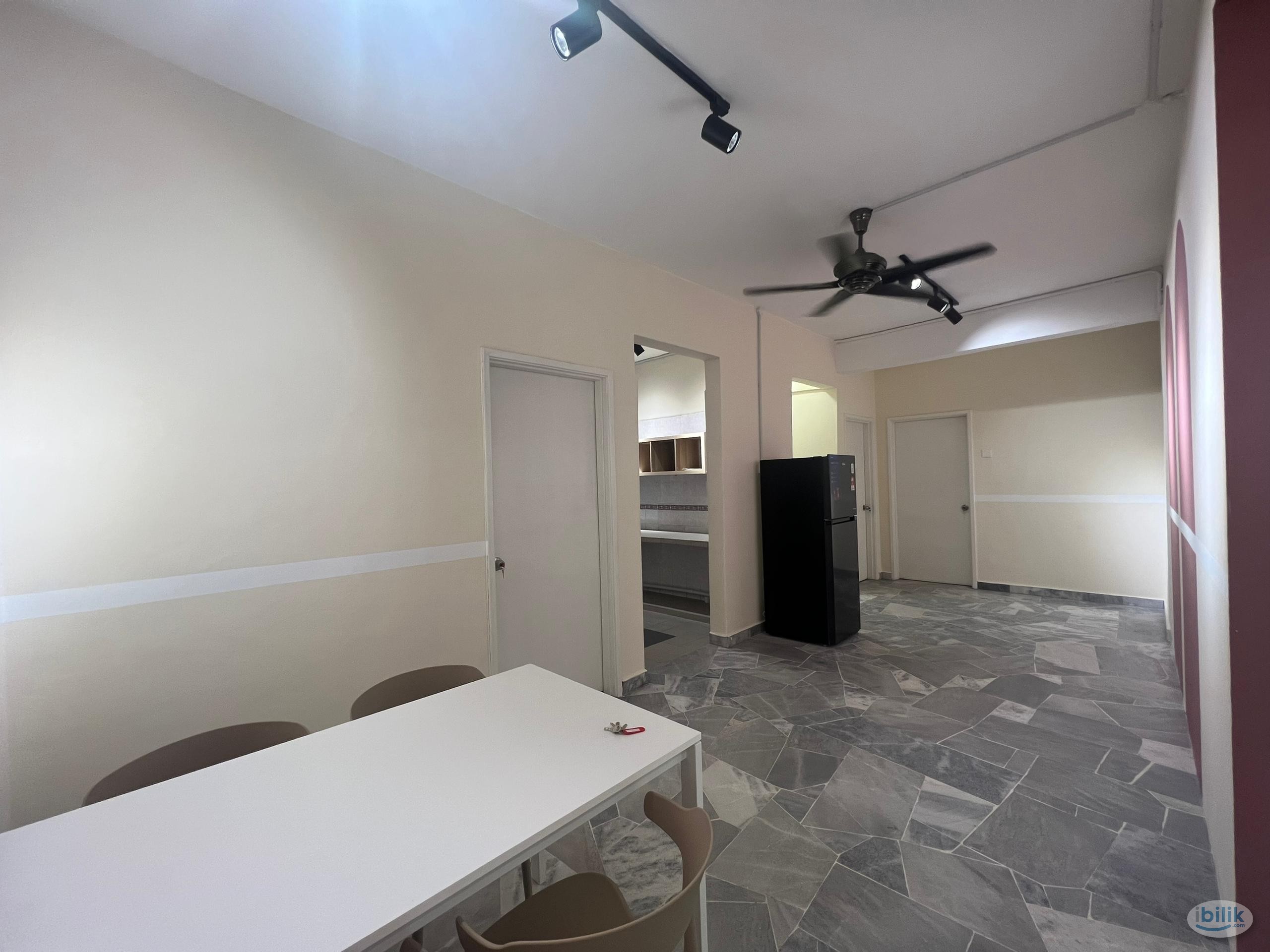 Female Unit Middle Room - Good Year Court 10 - walking distance to LRT WAWASAN - Image 3