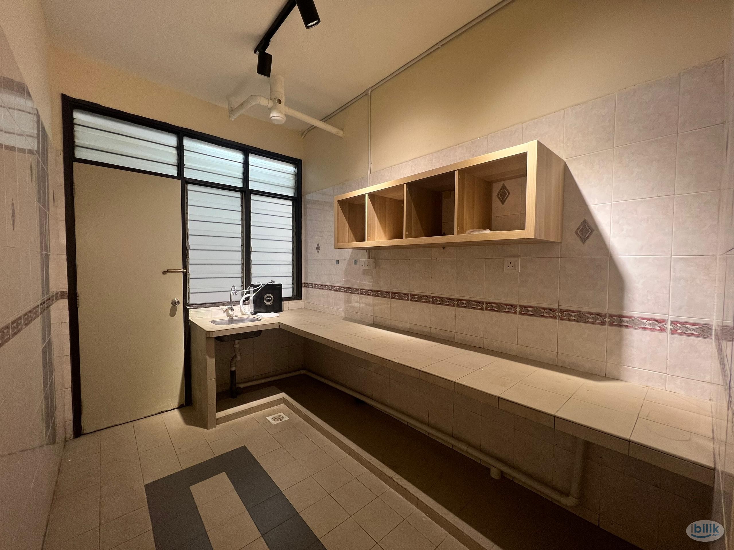 Female Unit Middle Room - Good Year Court 10 - walking distance to LRT WAWASAN - Image 4