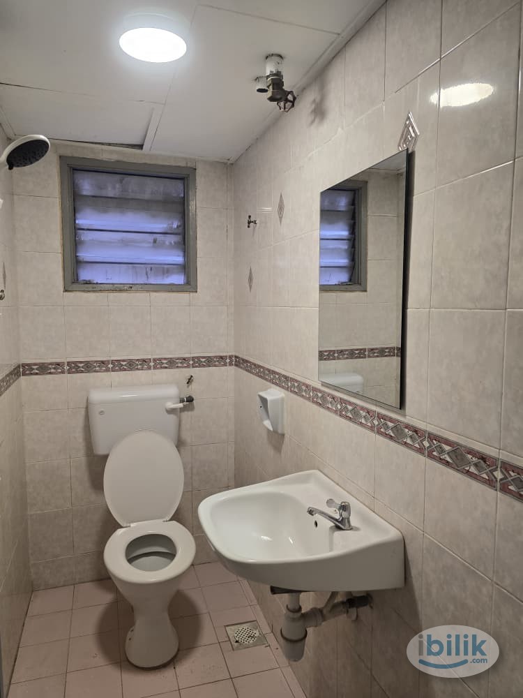 Master Room Female Unit Good Year Court 10 - Walking distance to LRT WAWASAN - Image 2