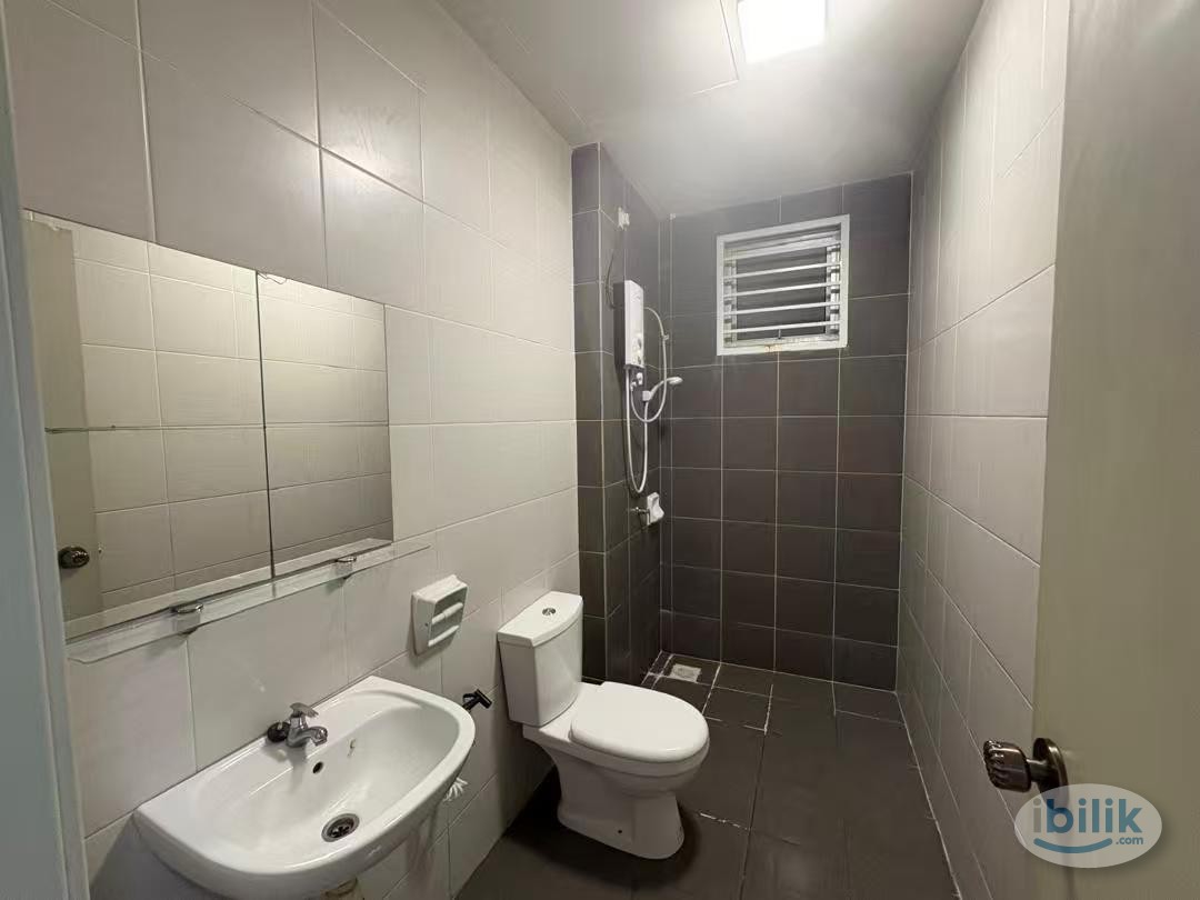 Middle Room at BSP 21, Bandar Saujana Putra - Image 3