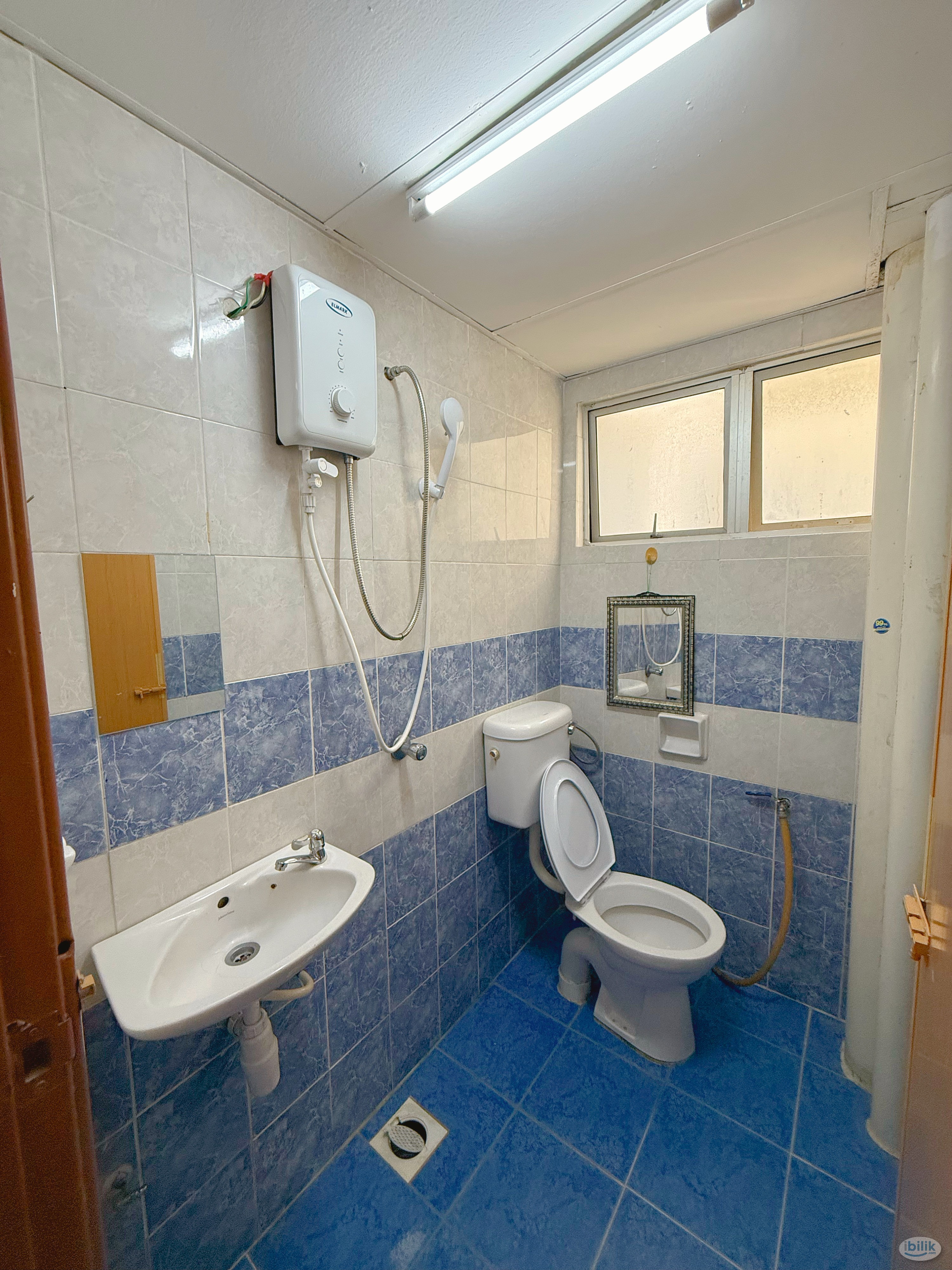 🛏️ Muslim Male Comfortable Master Room | Free WiFi | Near Mutiara Damansara MRT - Image 4