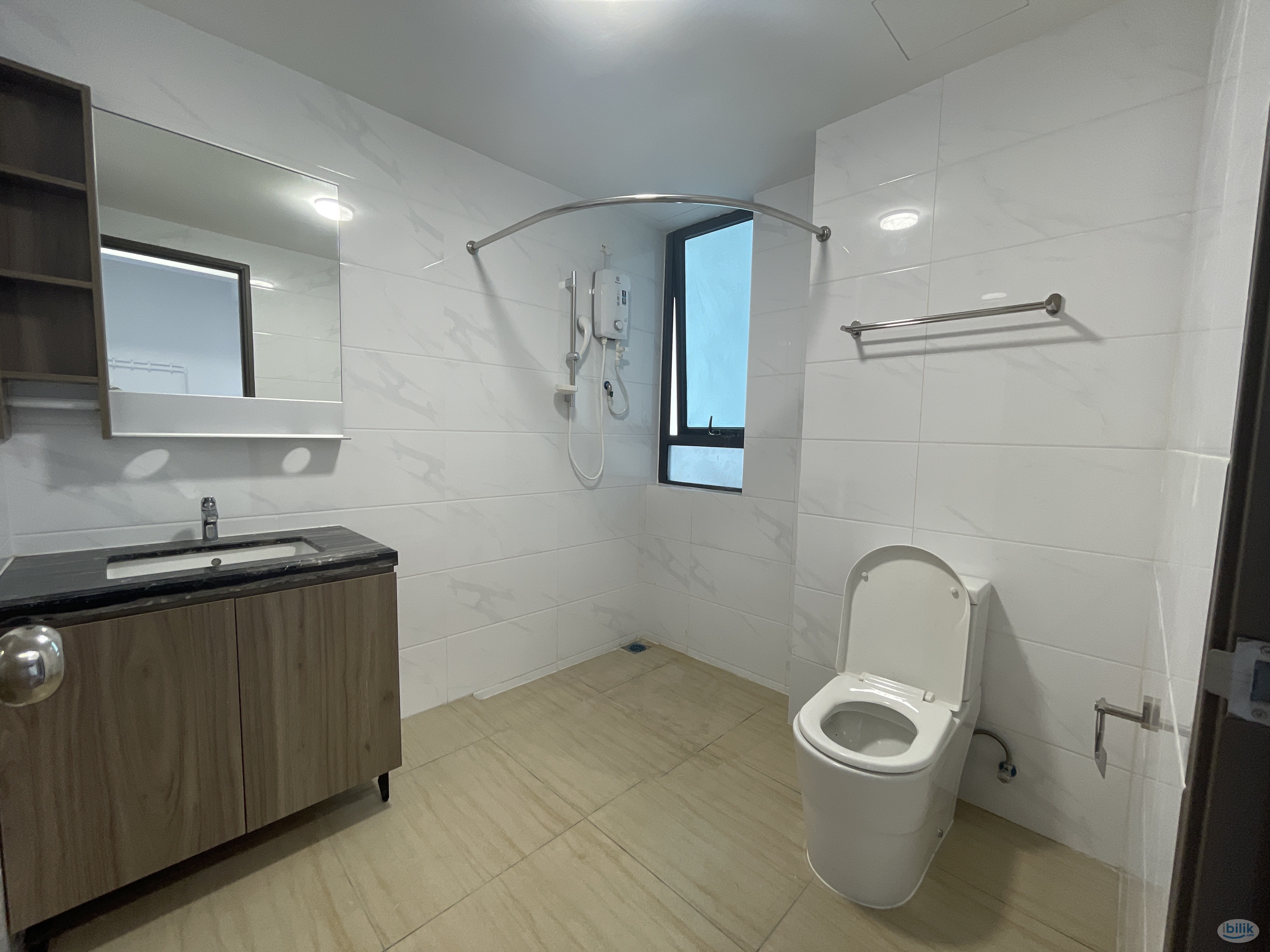 JB Central Park @ Tampoi Master Queen Bedroom For Rent - Image 4