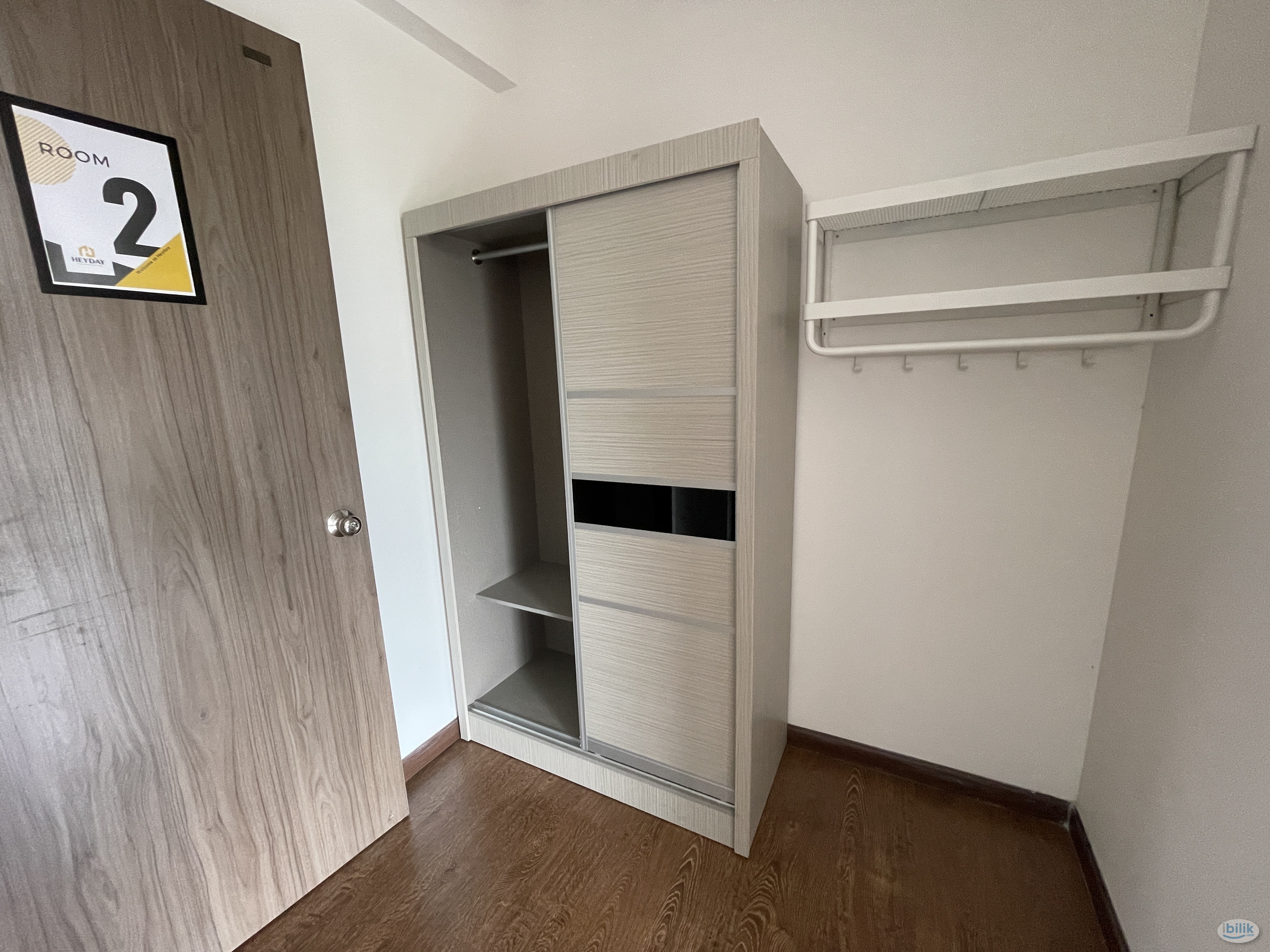 JB Central Park @ Tampoi Master Queen Bedroom For Rent - Image 5